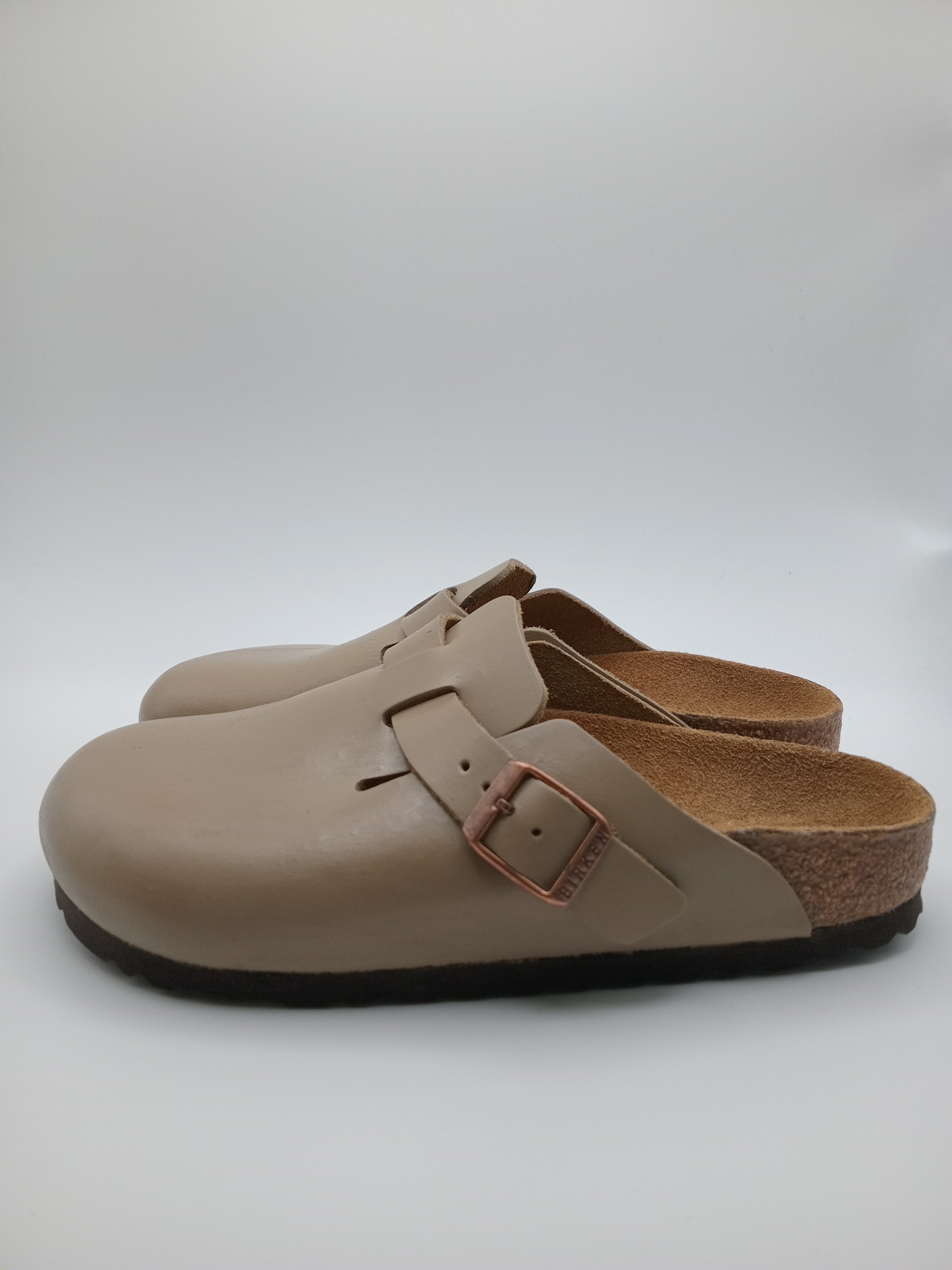Sapatos Birkenstock Boston Bege casuais de camurça com fivela ajustável, socos confortáveis com sola de cortiça ergonómica, calçado unissexo estilo clássico para uso diário