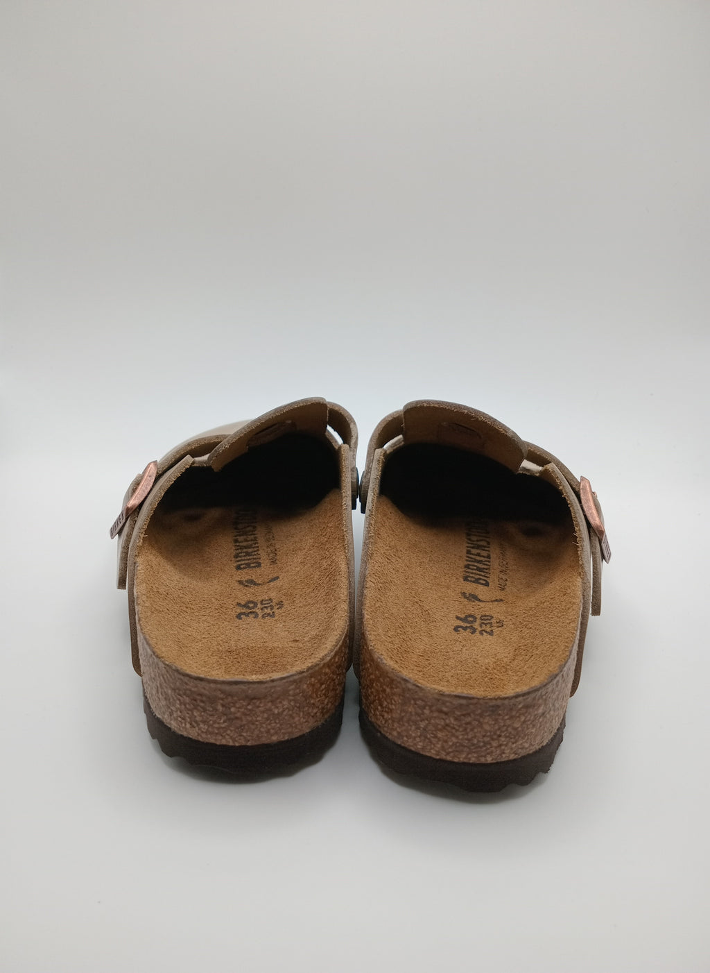 Sapatos Birkenstock Boston Bege casuais de camurça com fivela ajustável, socos confortáveis com sola de cortiça ergonómica, calçado unissexo estilo clássico para uso diário