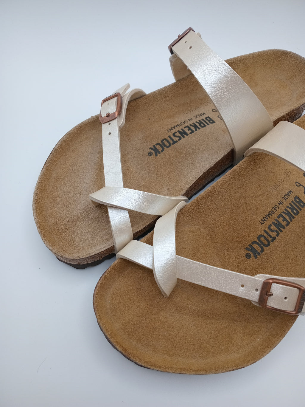 SANDÁLIA MAYARI BIRKENSTOCK GRACEFUL PEARL WHITE FIVELA COBRE COURO BRANCO PEROLADO