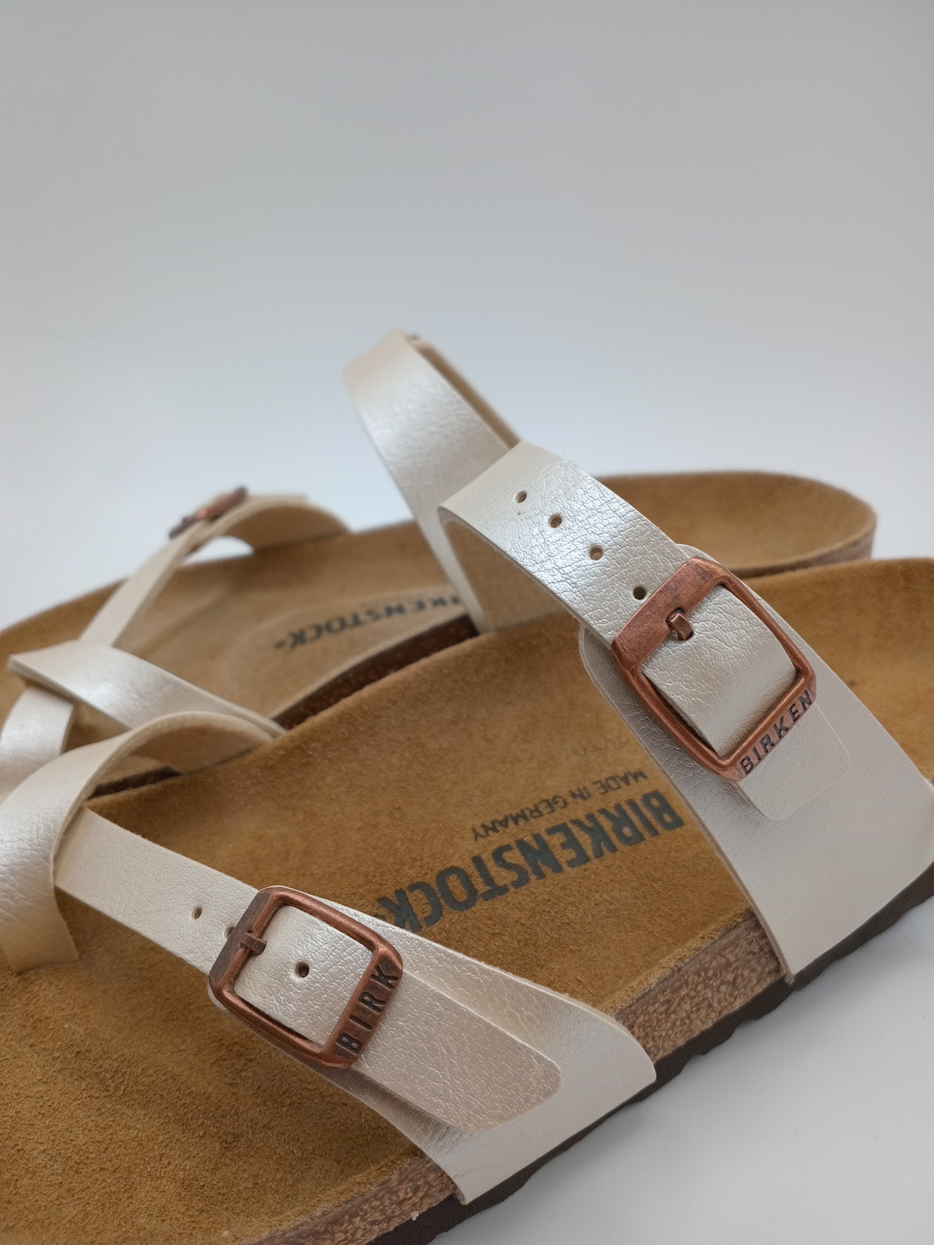 SANDÁLIA MAYARI BIRKENSTOCK GRACEFUL PEARL WHITE FIVELA COBRE COURO BRANCO PEROLADO