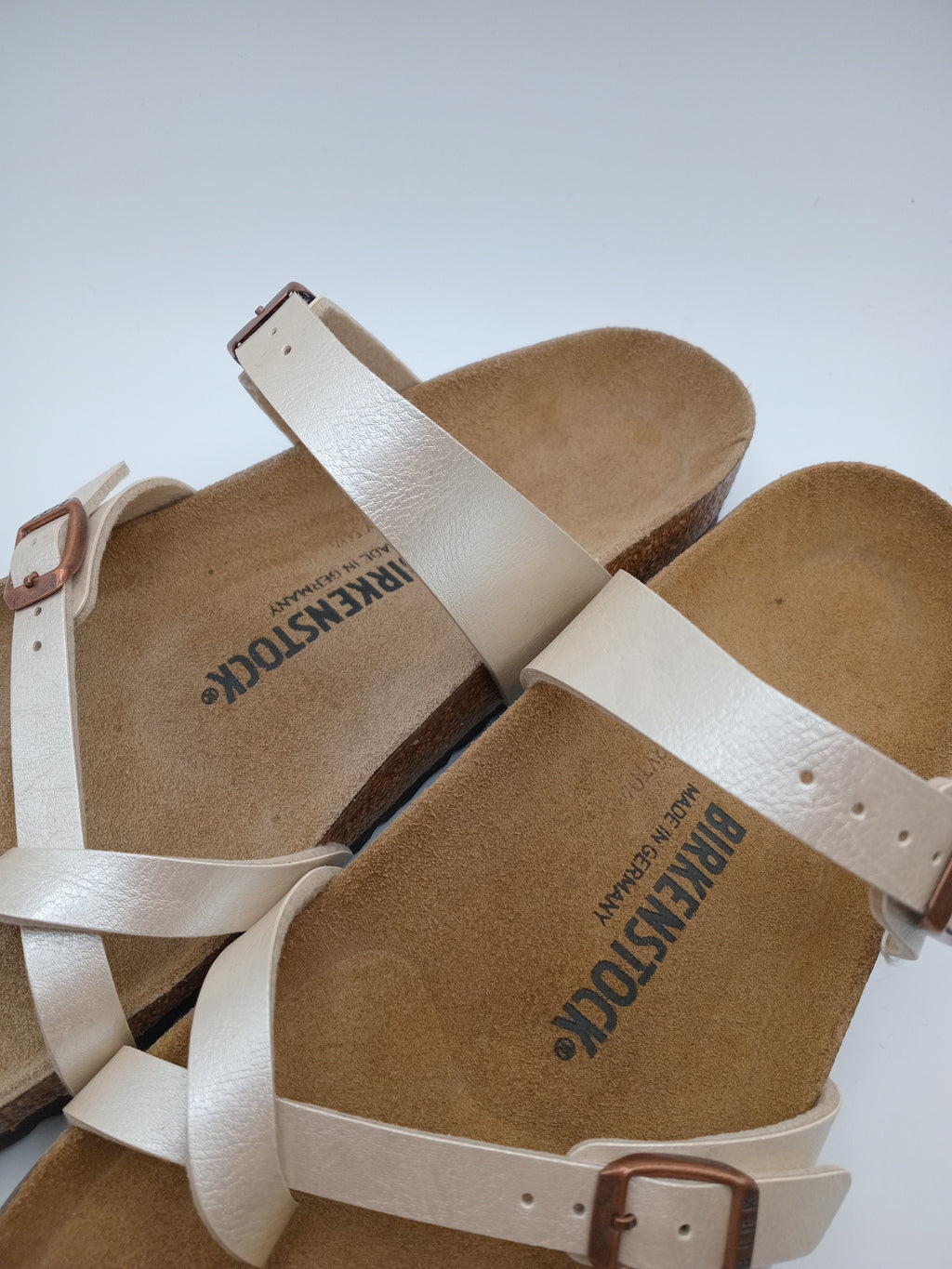 SANDÁLIA MAYARI BIRKENSTOCK GRACEFUL PEARL WHITE FIVELA COBRE COURO BRANCO PEROLADO