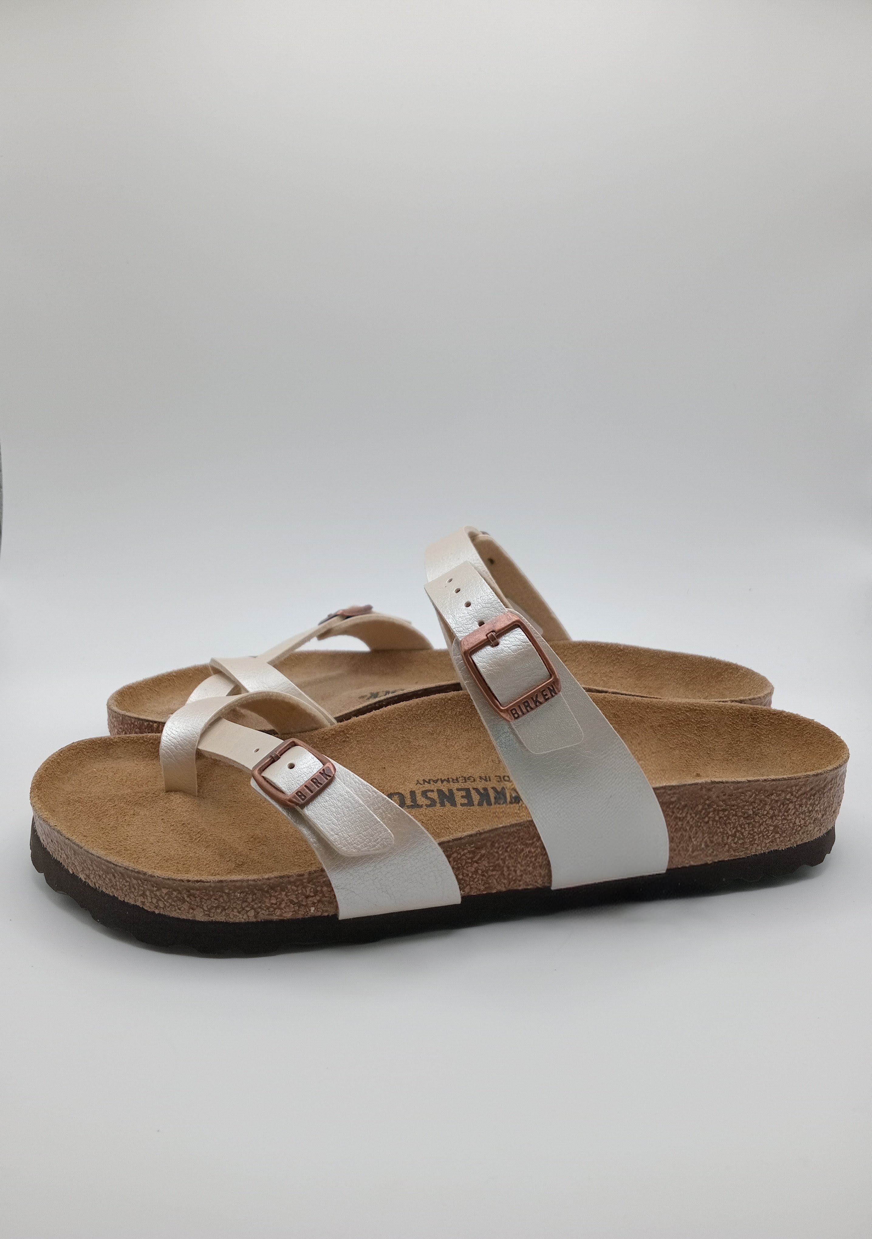 SANDÁLIA MAYARI BIRKENSTOCK GRACEFUL PEARL WHITE FIVELA COBRE COURO BRANCO PEROLADO