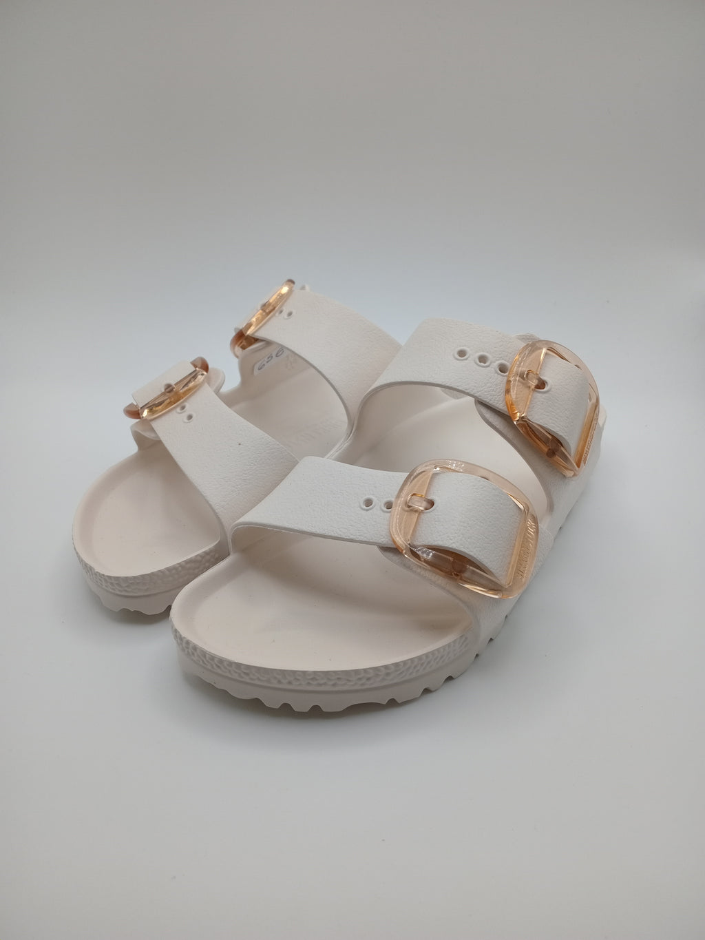 SANDÁLIA ARIZONA EVA BIRKENSTOCK OFF WHITE FIVELA CARAMELO PLÁSTICO BRANCO