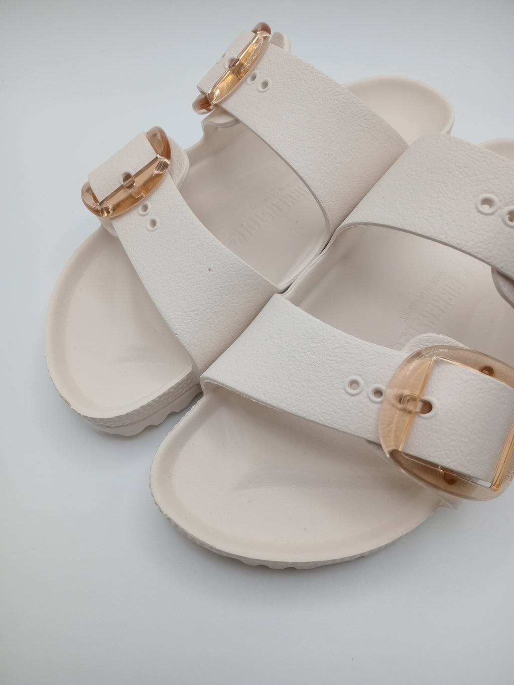 SANDÁLIA ARIZONA EVA BIRKENSTOCK OFF WHITE FIVELA CARAMELO PLÁSTICO BRANCO