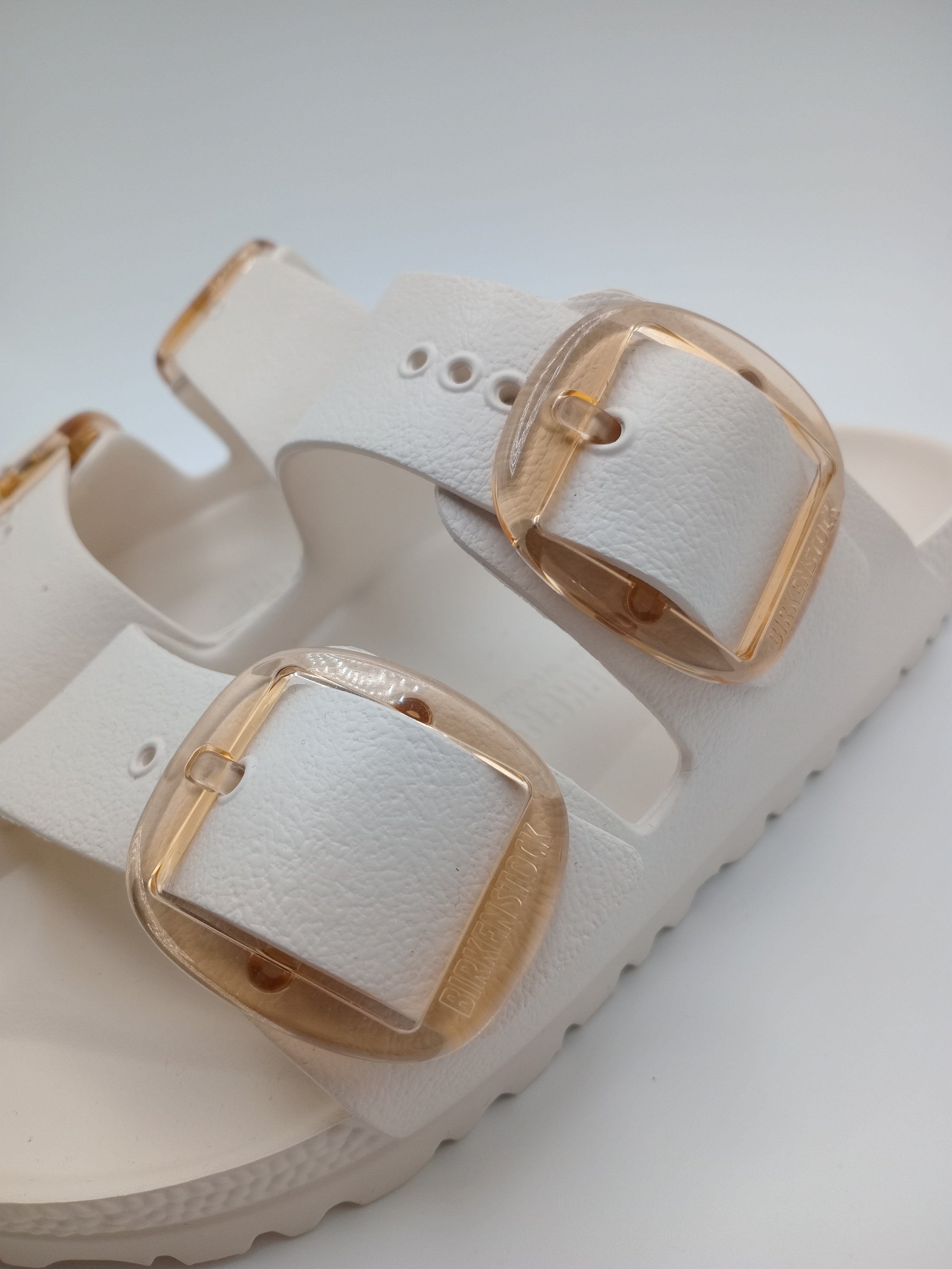 SANDÁLIA ARIZONA EVA BIRKENSTOCK OFF WHITE FIVELA CARAMELO PLÁSTICO BRANCO