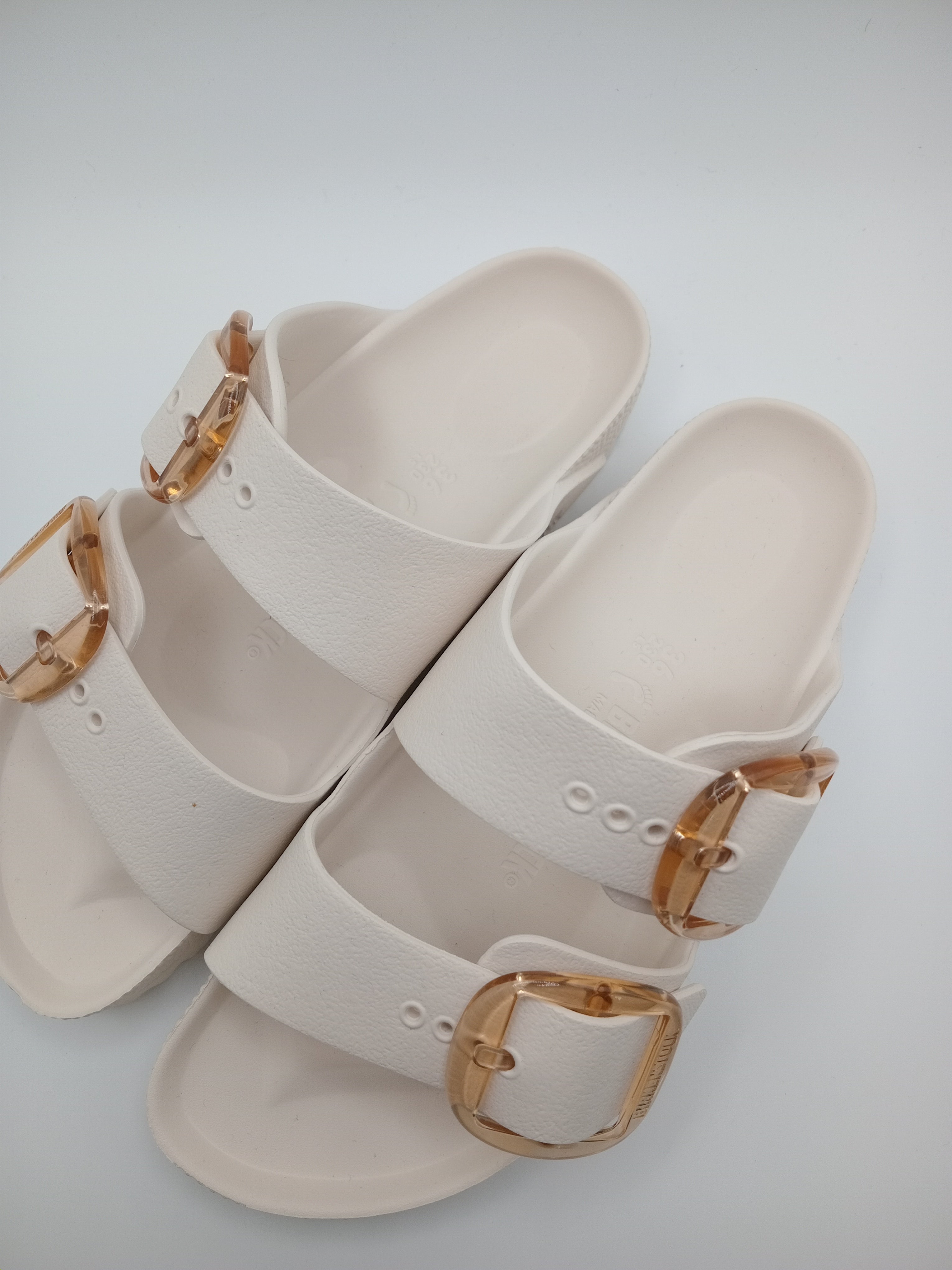 SANDÁLIA ARIZONA EVA BIRKENSTOCK OFF WHITE FIVELA CARAMELO PLÁSTICO BRANCO