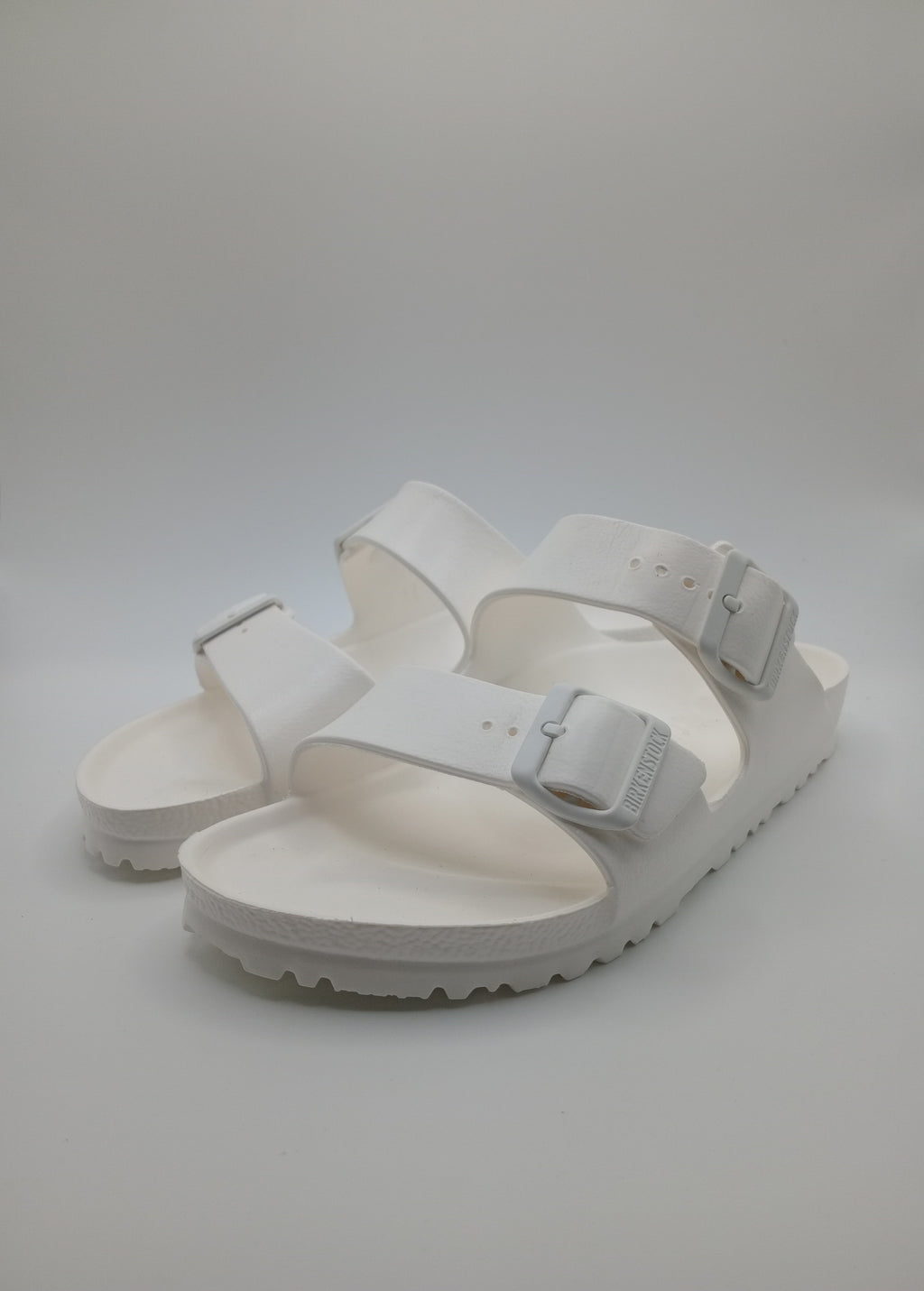 Sandálias Birkenstock Arizona EVA originais com fivelas ajustáveis, chinelos confortáveis de verão para homem e mulher, cor White Branco, material ultraleve e resistente à água, calçado ideal para praia e lazer