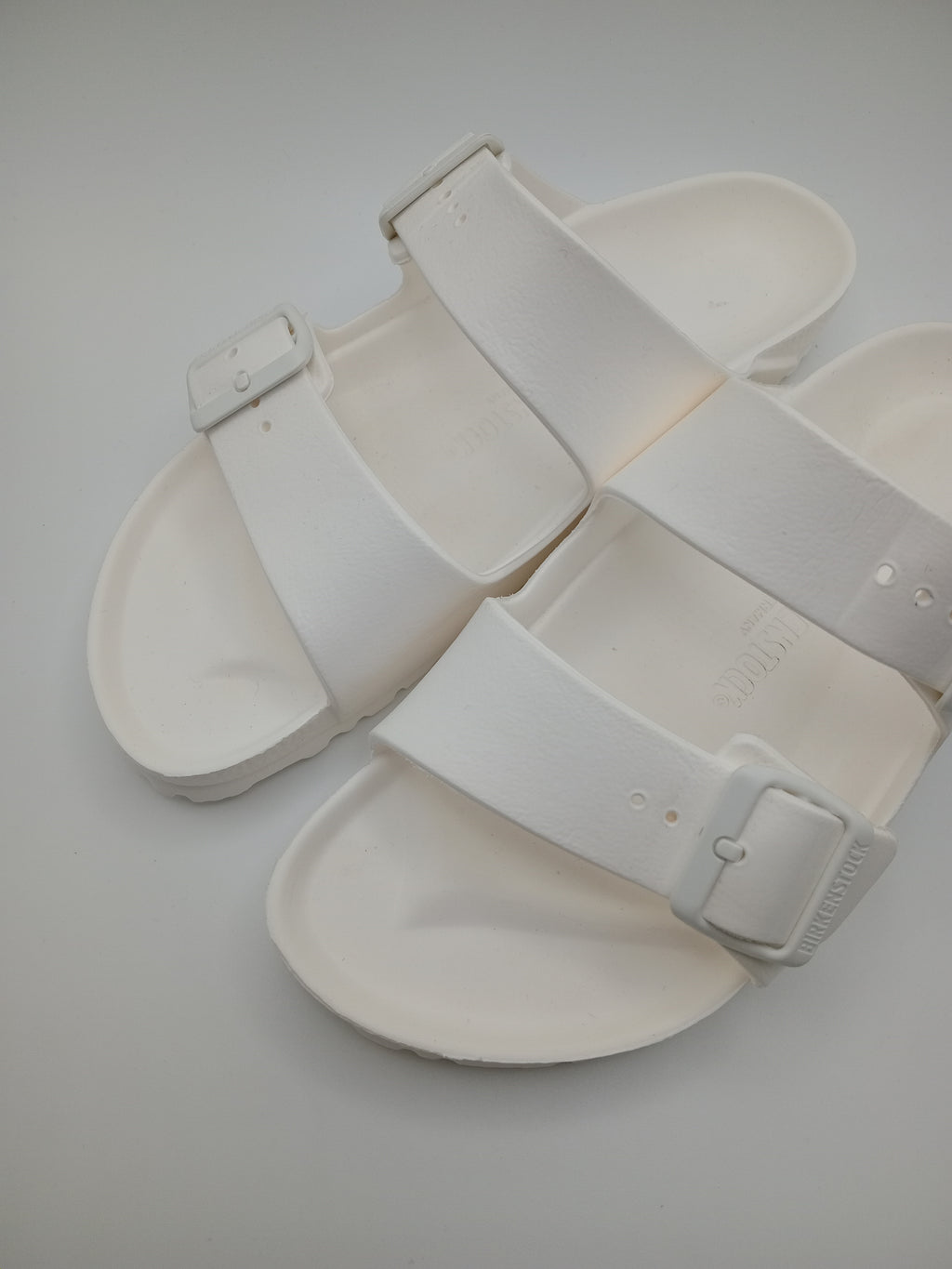 Sandálias Birkenstock Arizona EVA originais com fivelas ajustáveis, chinelos confortáveis de verão para homem e mulher, cor White Branco, material ultraleve e resistente à água, calçado ideal para praia e lazer