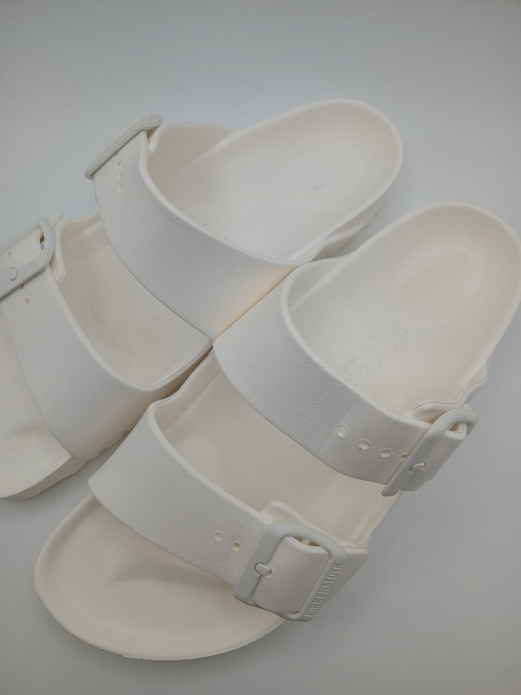 Sandálias Birkenstock Arizona EVA originais com fivelas ajustáveis, chinelos confortáveis de verão para homem e mulher, cor White Branco, material ultraleve e resistente à água, calçado ideal para praia e lazer