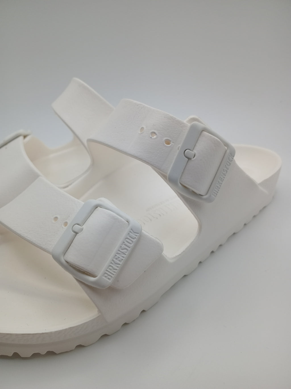 Sandálias Birkenstock Arizona EVA originais com fivelas ajustáveis, chinelos confortáveis de verão para homem e mulher, cor White Branco, material ultraleve e resistente à água, calçado ideal para praia e lazer