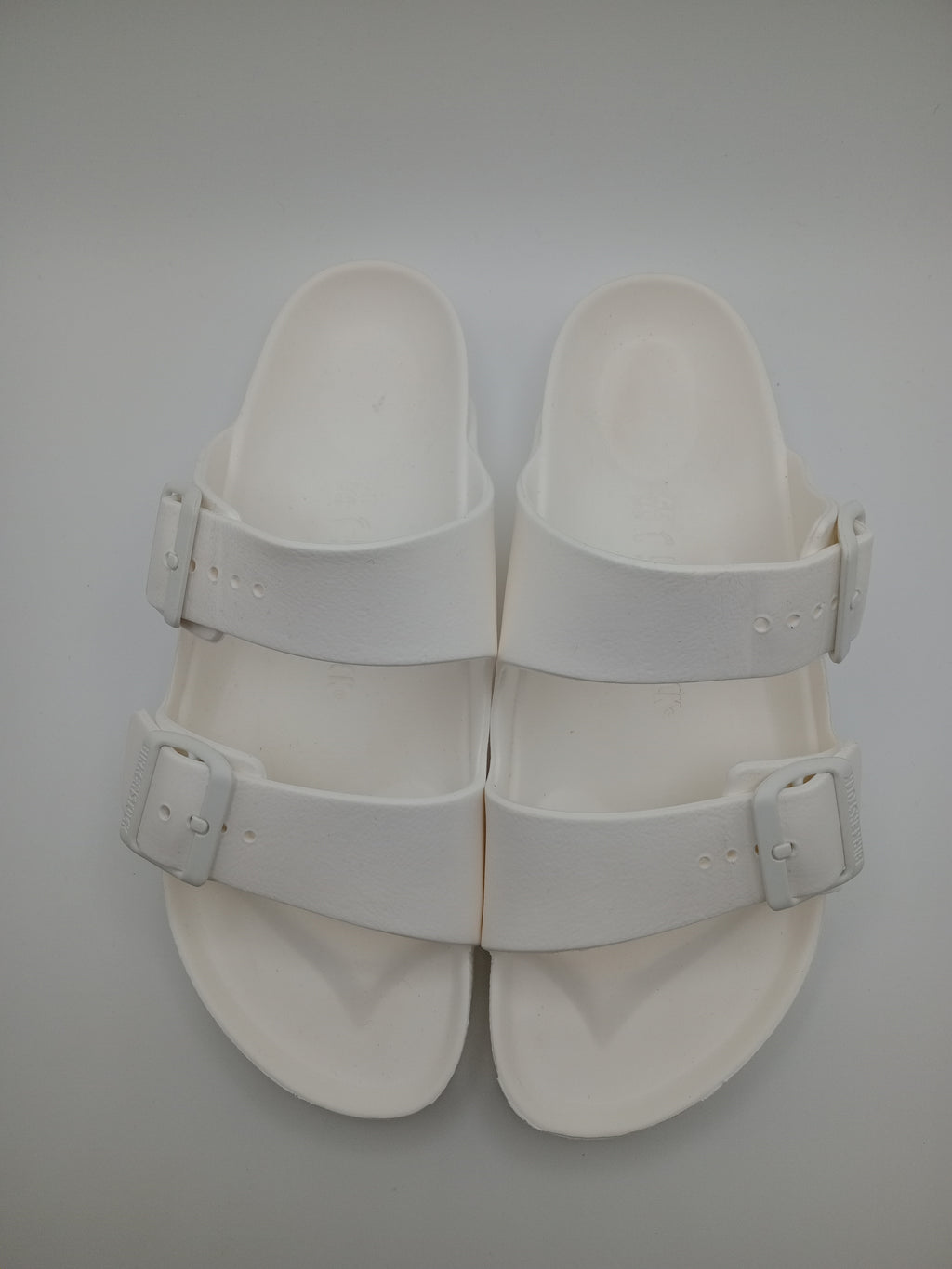 Sandálias Birkenstock Arizona EVA originais com fivelas ajustáveis, chinelos confortáveis de verão para homem e mulher, cor White Branco, material ultraleve e resistente à água, calçado ideal para praia e lazer