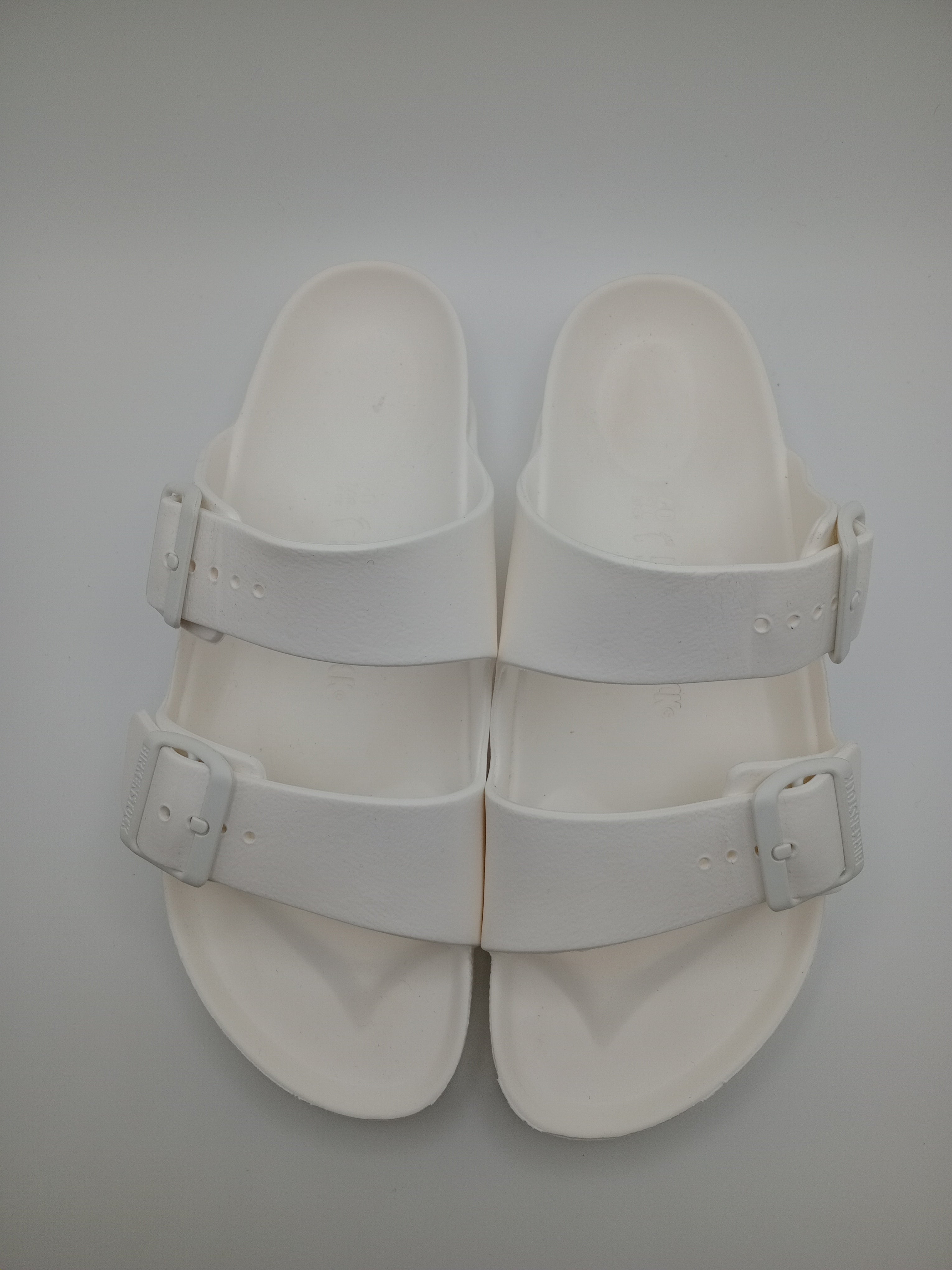 Sandálias Birkenstock Arizona EVA originais com fivelas ajustáveis, chinelos confortáveis de verão para homem e mulher, cor White Branco, material ultraleve e resistente à água, calçado ideal para praia e lazer