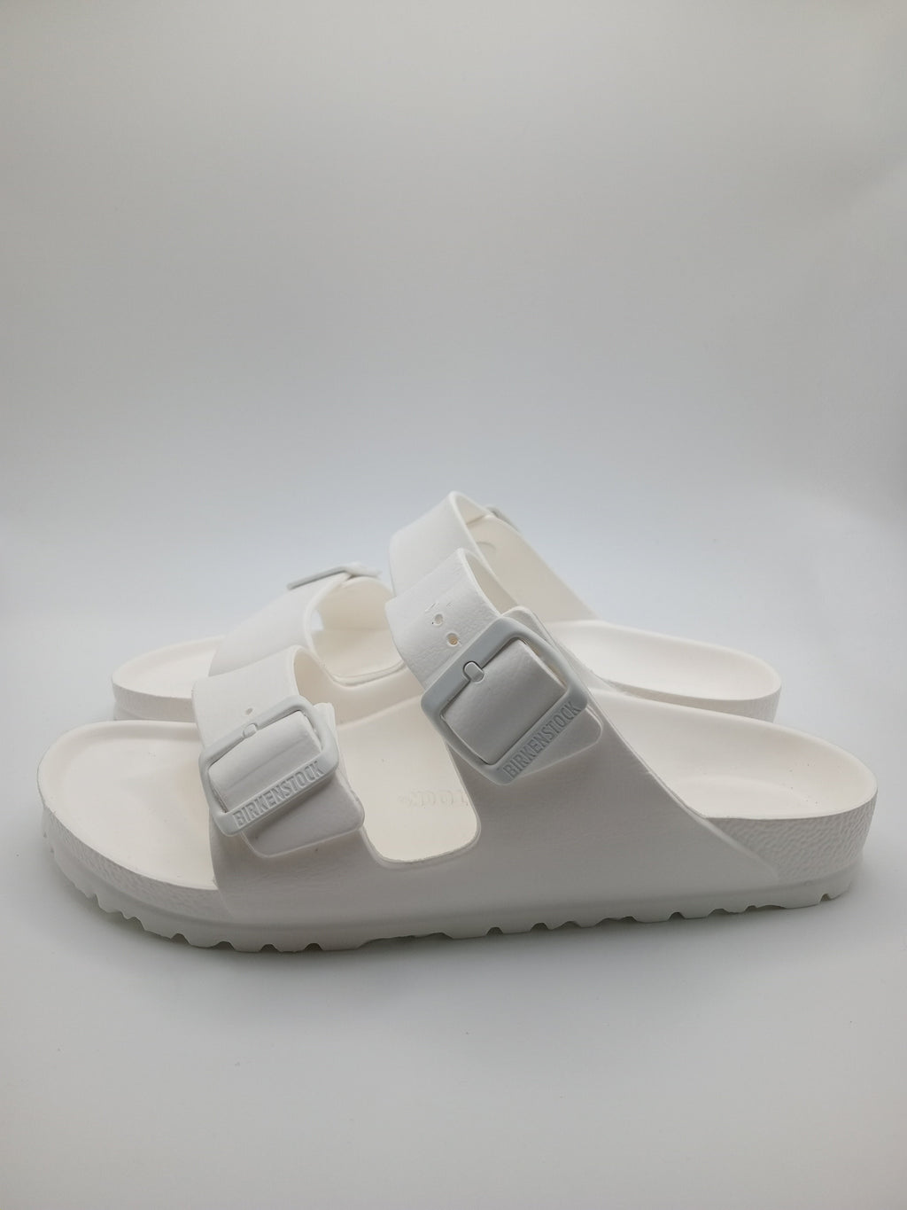Sandálias Birkenstock Arizona EVA originais com fivelas ajustáveis, chinelos confortáveis de verão para homem e mulher, cor White Branco, material ultraleve e resistente à água, calçado ideal para praia e lazer