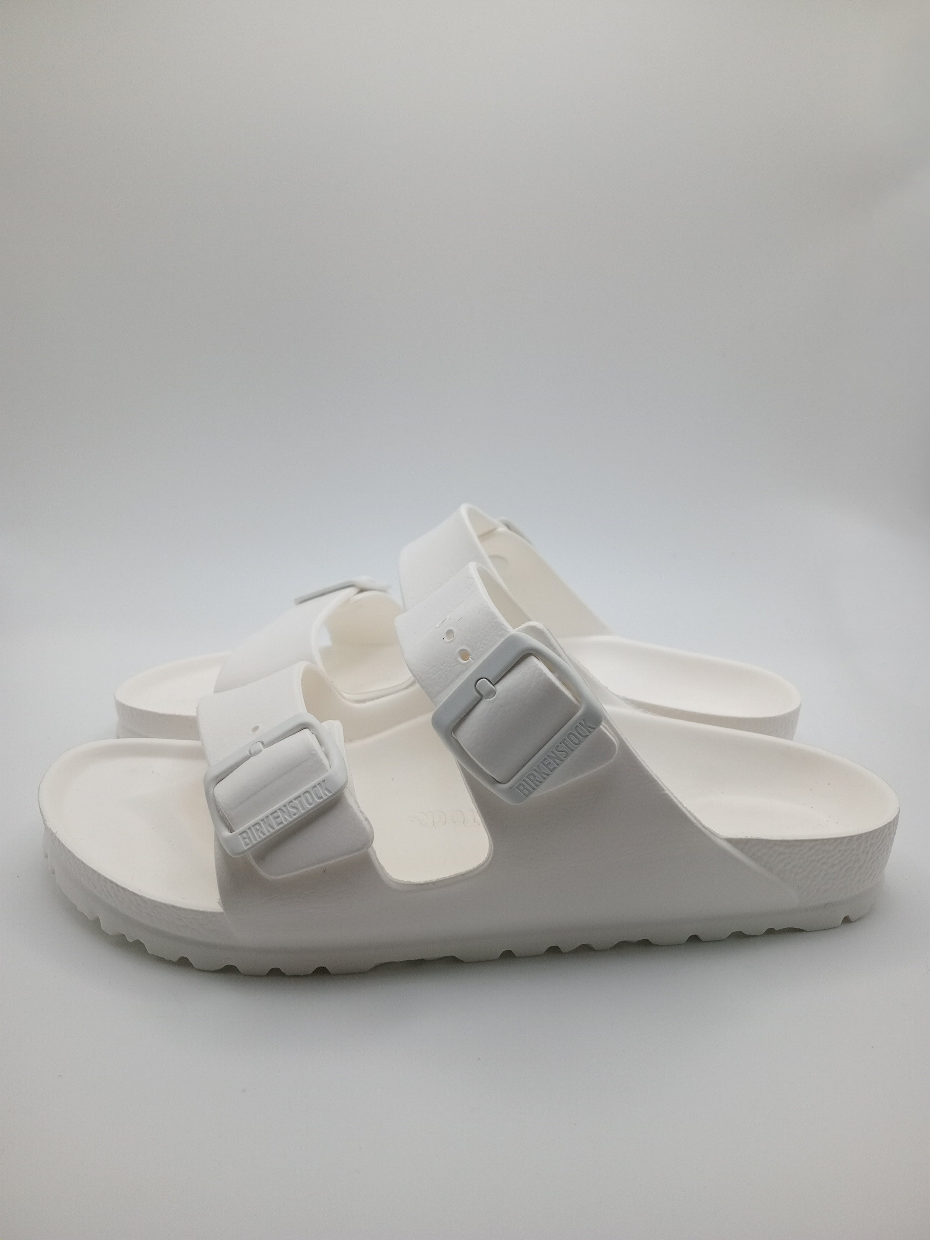 Sandálias Birkenstock Arizona EVA originais com fivelas ajustáveis, chinelos confortáveis de verão para homem e mulher, cor White Branco, material ultraleve e resistente à água, calçado ideal para praia e lazer