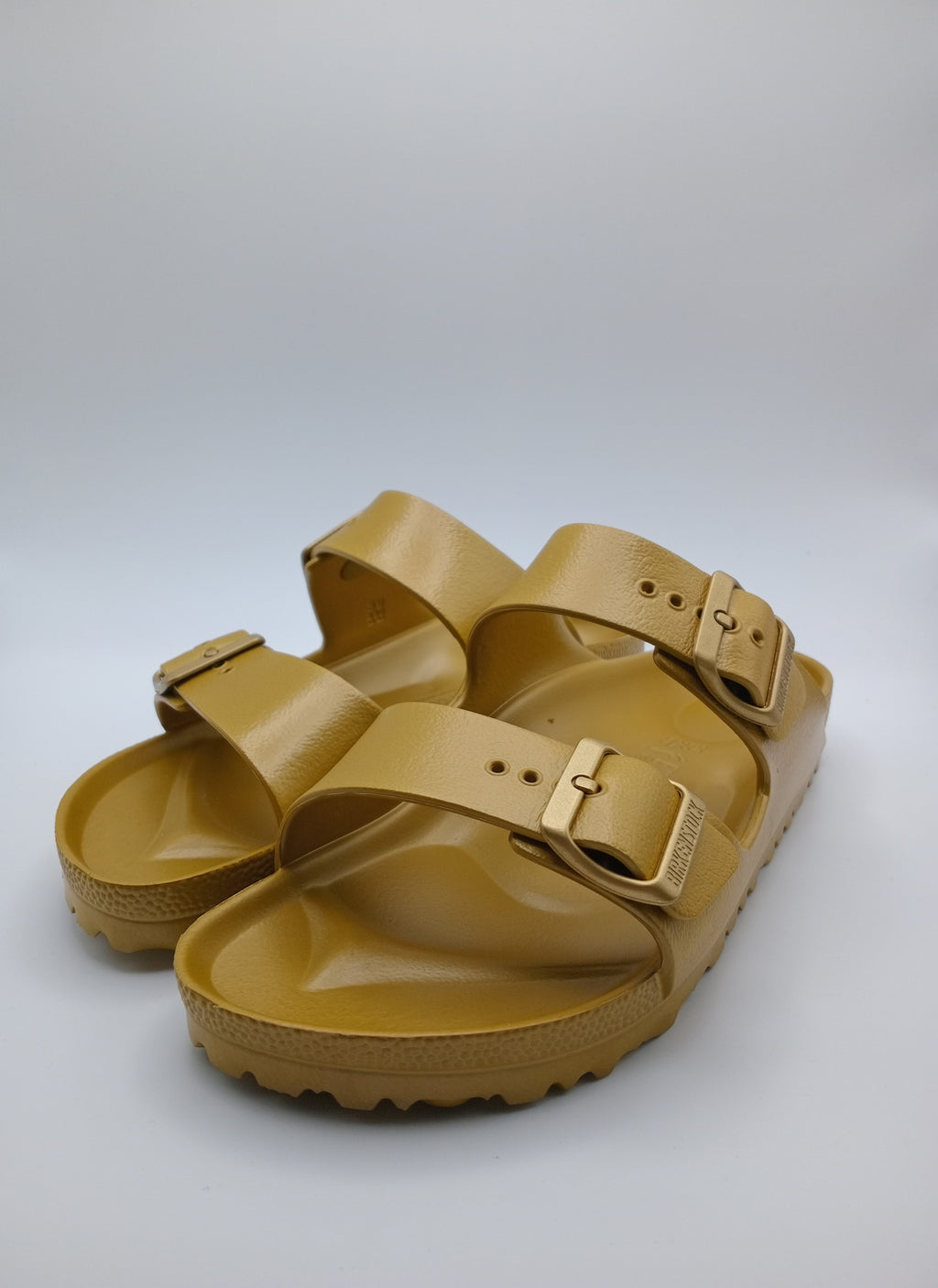 Sandálias Birkenstock Arizona EVA originais com fivelas ajustáveis, chinelos confortáveis de verão para homem e mulher, cor Glamour Gold Dourado Roast, material ultraleve e resistente à água, calçado ideal para praia e lazer