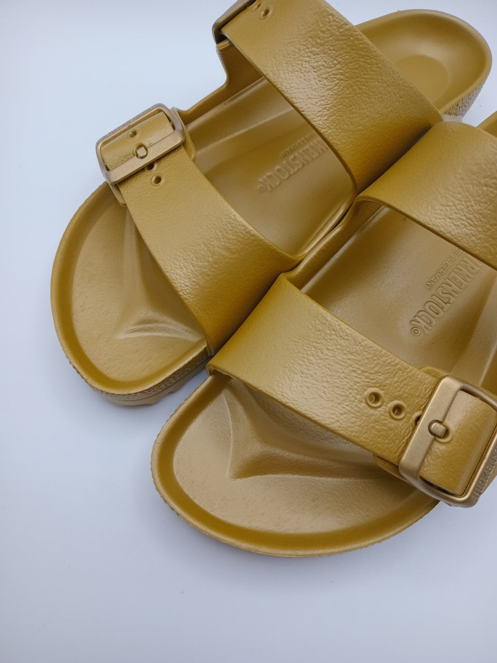 Sandálias Birkenstock Arizona EVA originais com fivelas ajustáveis, chinelos confortáveis de verão para homem e mulher, cor Glamour Gold Dourado Roast, material ultraleve e resistente à água, calçado ideal para praia e lazer