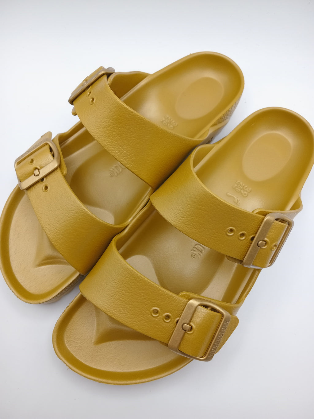 Sandálias Birkenstock Arizona EVA originais com fivelas ajustáveis, chinelos confortáveis de verão para homem e mulher, cor Glamour Gold Dourado Roast, material ultraleve e resistente à água, calçado ideal para praia e lazer