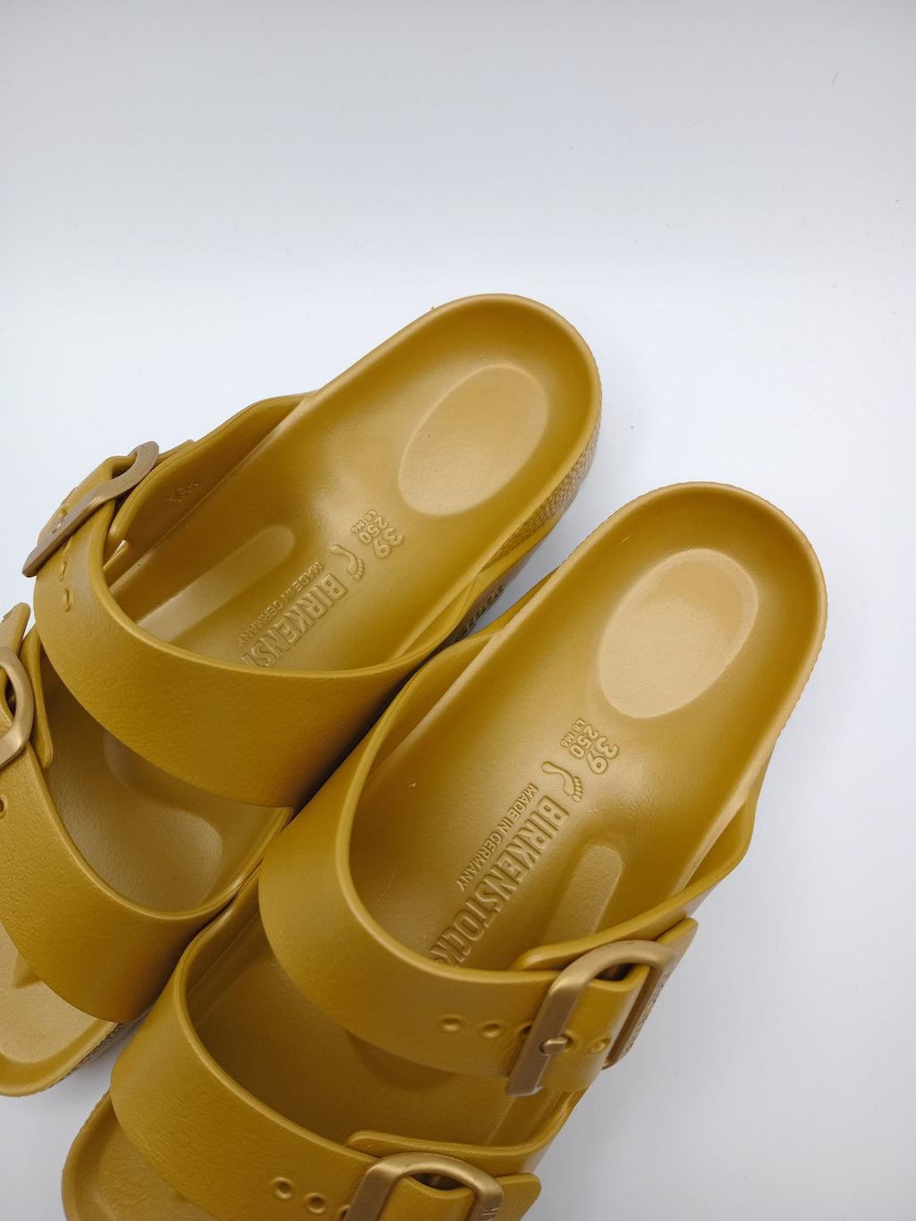 Sandálias Birkenstock Arizona EVA originais com fivelas ajustáveis, chinelos confortáveis de verão para homem e mulher, cor Glamour Gold Dourado Roast, material ultraleve e resistente à água, calçado ideal para praia e lazer