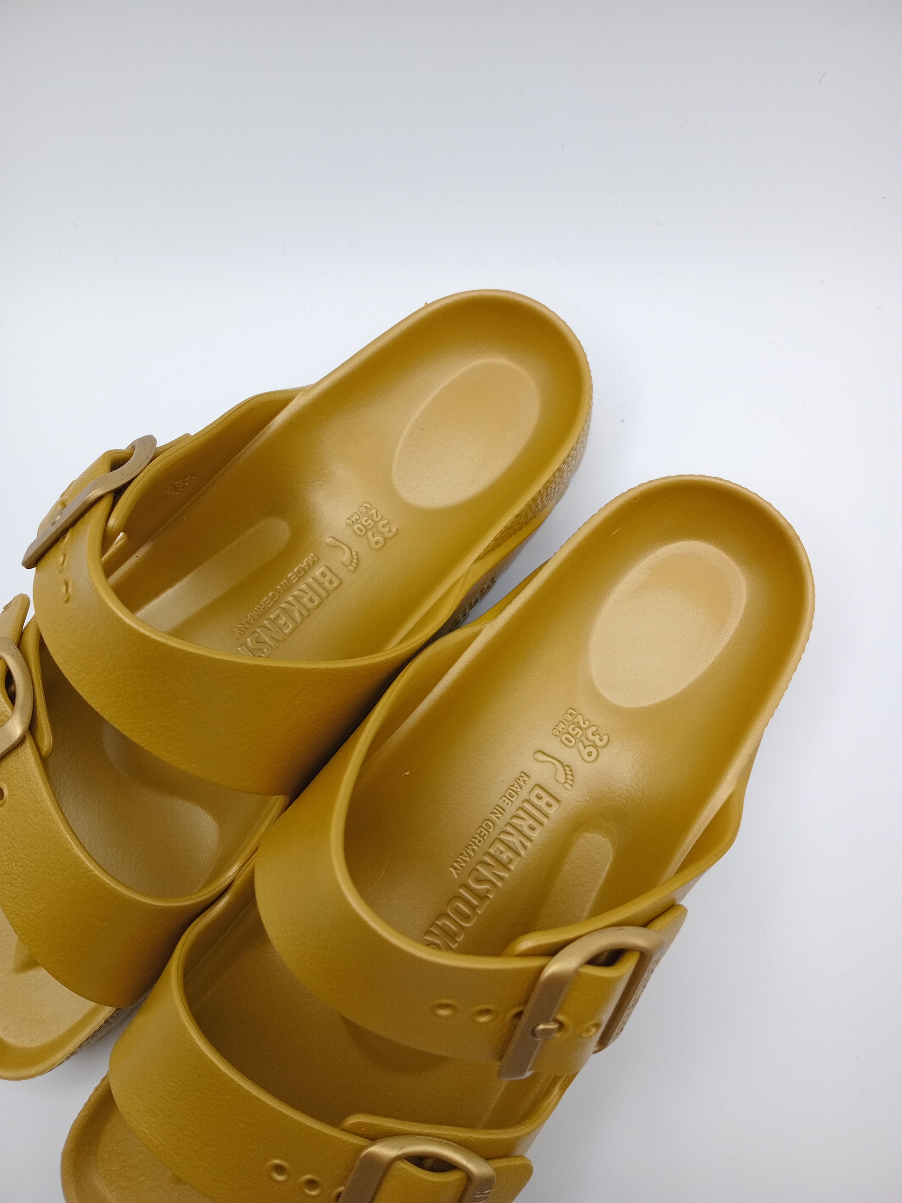 SANDÁLIA ARIZONA EVA BIRKENSTOCK GLAMOUR GOLD FIVELA DOURADA PLÁSTICO DOURADO