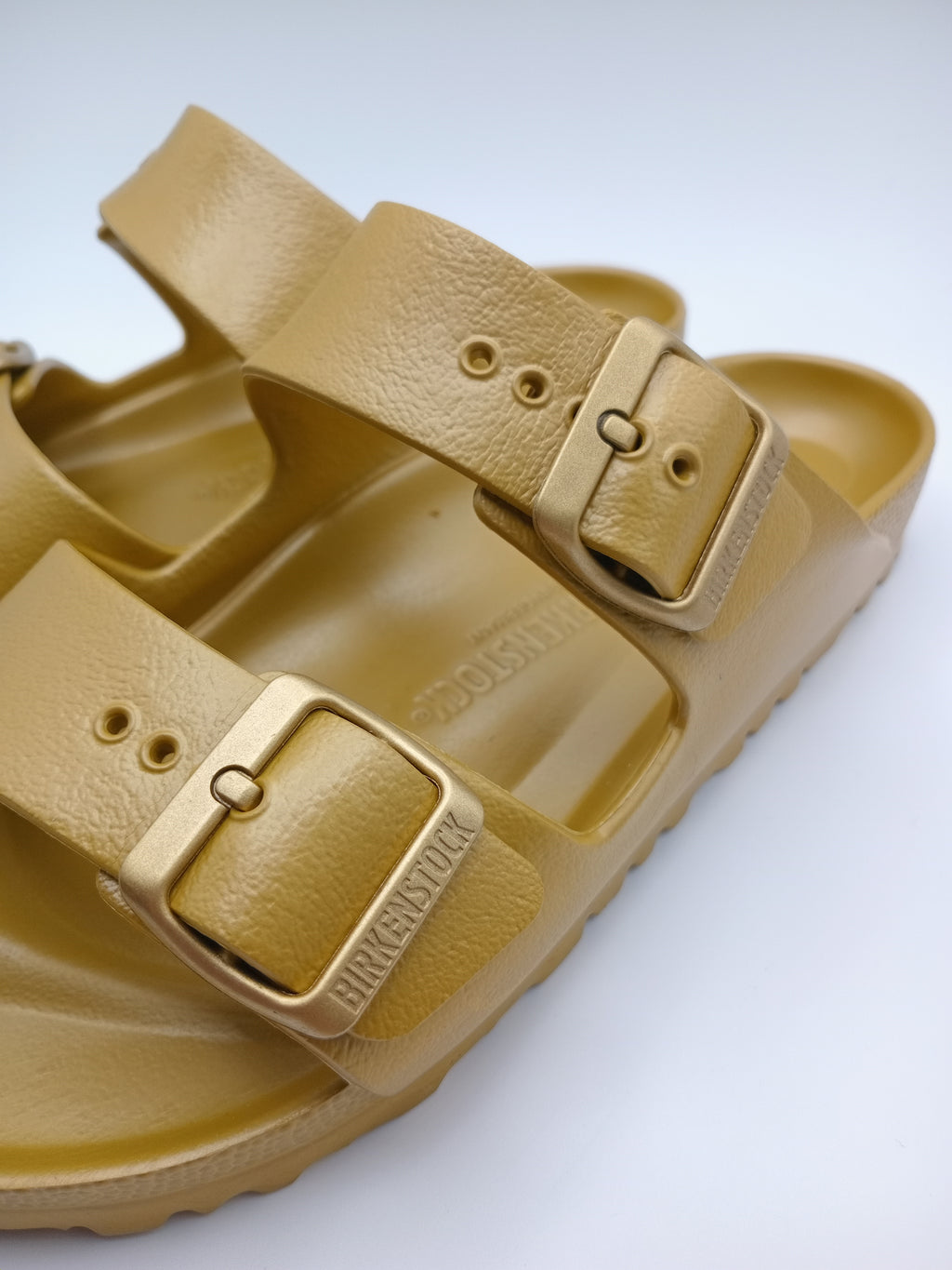 Sandálias Birkenstock Arizona EVA originais com fivelas ajustáveis, chinelos confortáveis de verão para homem e mulher, cor Glamour Gold Dourado Roast, material ultraleve e resistente à água, calçado ideal para praia e lazer