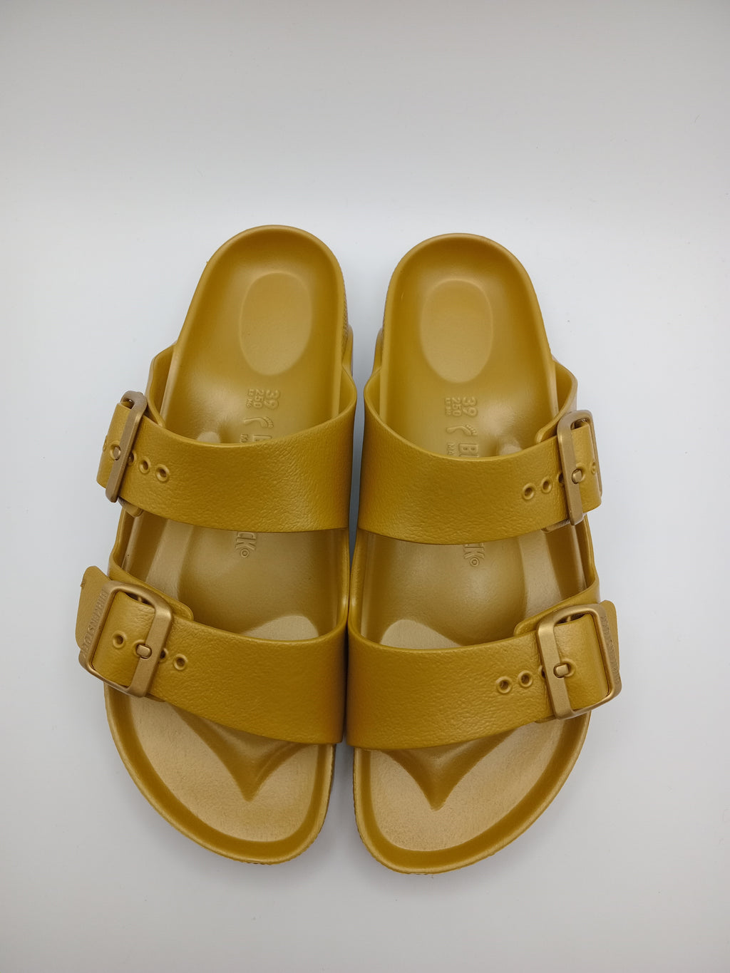 Sandálias Birkenstock Arizona EVA originais com fivelas ajustáveis, chinelos confortáveis de verão para homem e mulher, cor Glamour Gold Dourado Roast, material ultraleve e resistente à água, calçado ideal para praia e lazer