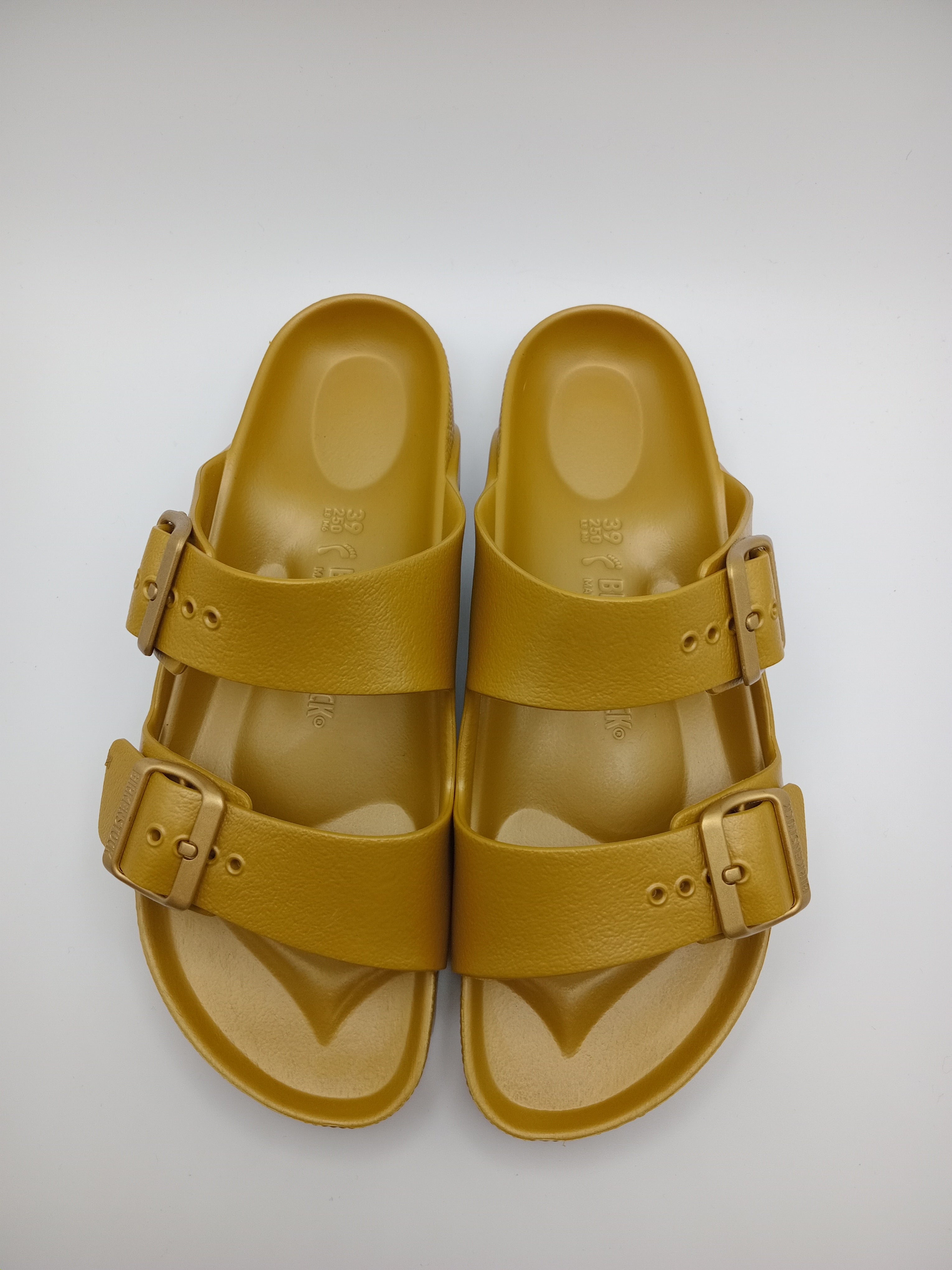 Sandálias Birkenstock Arizona EVA originais com fivelas ajustáveis, chinelos confortáveis de verão para homem e mulher, cor Glamour Gold Dourado Roast, material ultraleve e resistente à água, calçado ideal para praia e lazer