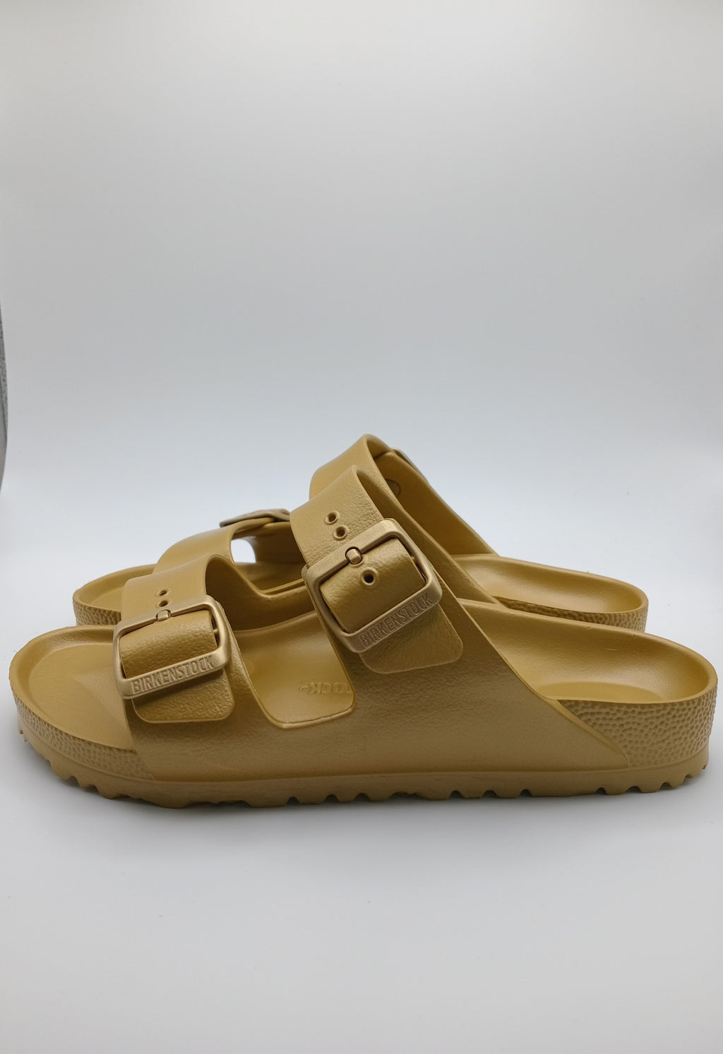 Sandálias Birkenstock Arizona EVA originais com fivelas ajustáveis, chinelos confortáveis de verão para homem e mulher, cor Glamour Gold Dourado Roast, material ultraleve e resistente à água, calçado ideal para praia e lazer