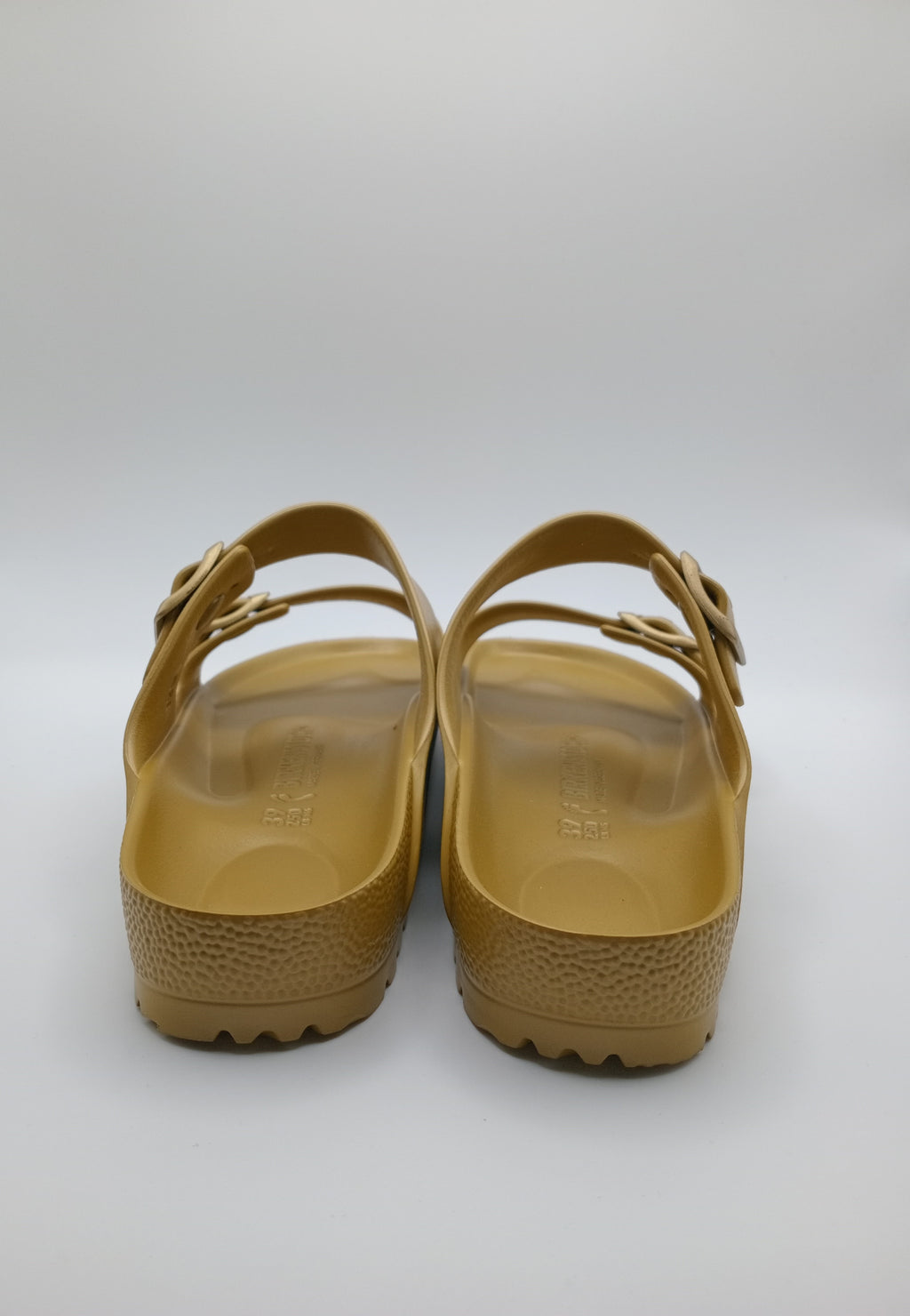 Sandálias Birkenstock Arizona EVA originais com fivelas ajustáveis, chinelos confortáveis de verão para homem e mulher, cor Glamour Gold Dourado Roast, material ultraleve e resistente à água, calçado ideal para praia e lazer