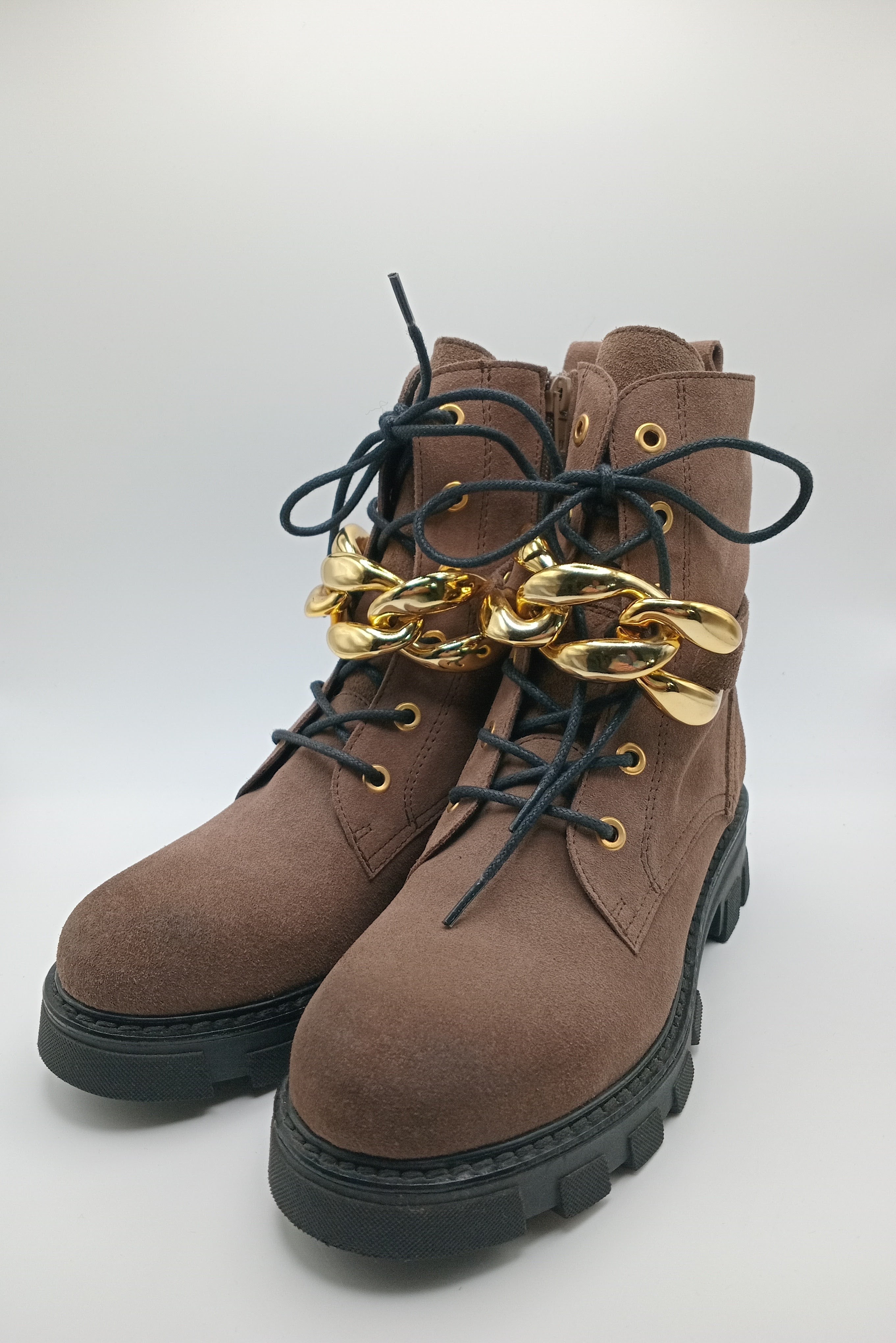 BOTA COTURNO IN•NOVE CASTANHO ESCURO COURO CORRENTE DOURADA