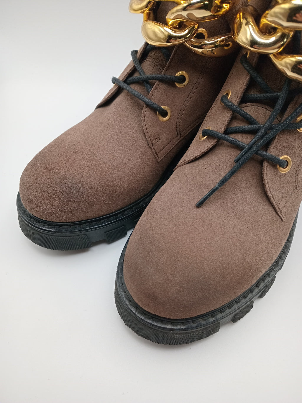 BOTA COTURNO IN•NOVE CASTANHO ESCURO COURO CORRENTE DOURADA