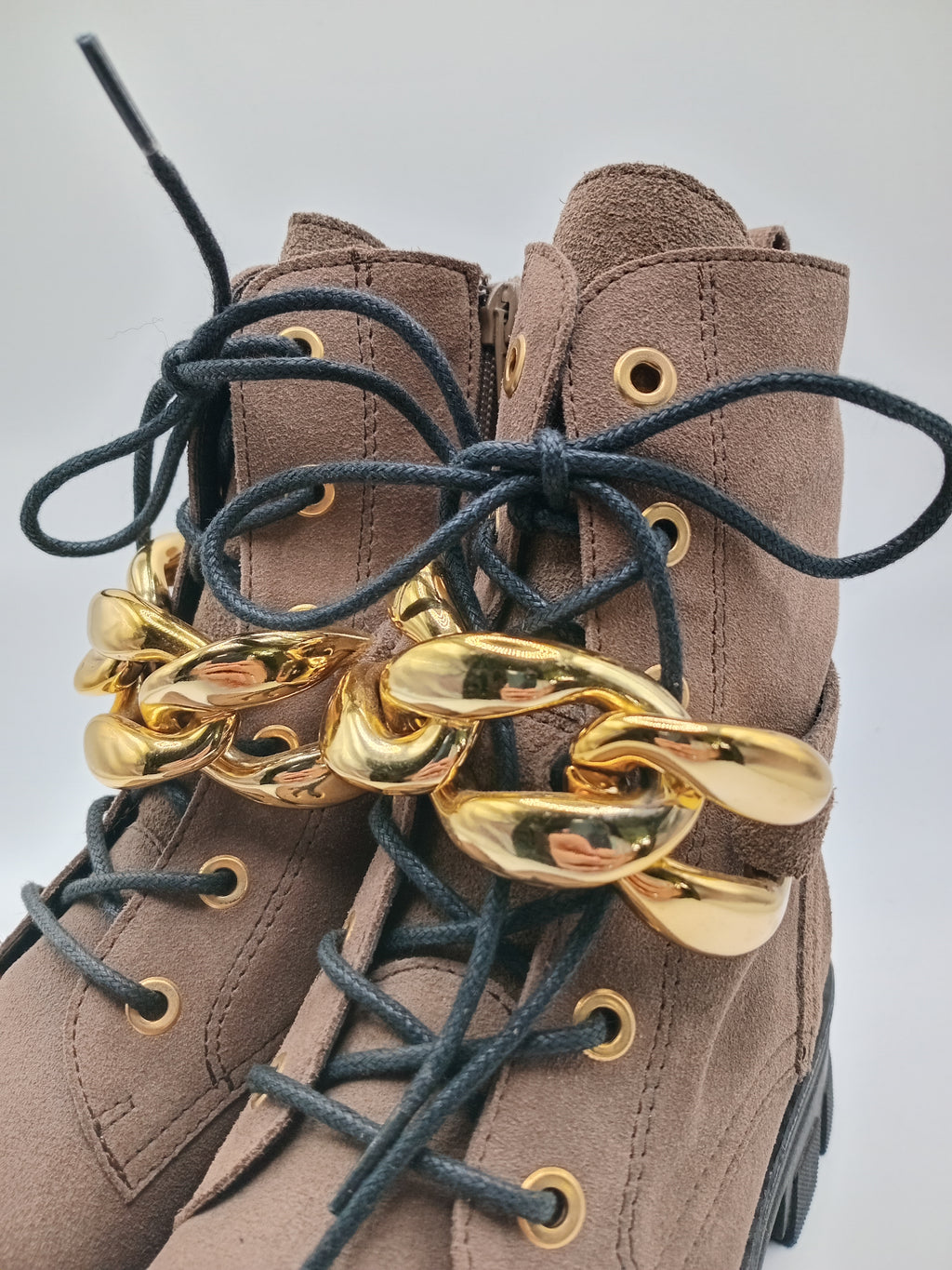 BOTA COTURNO IN•NOVE CASTANHO ESCURO COURO CORRENTE DOURADA