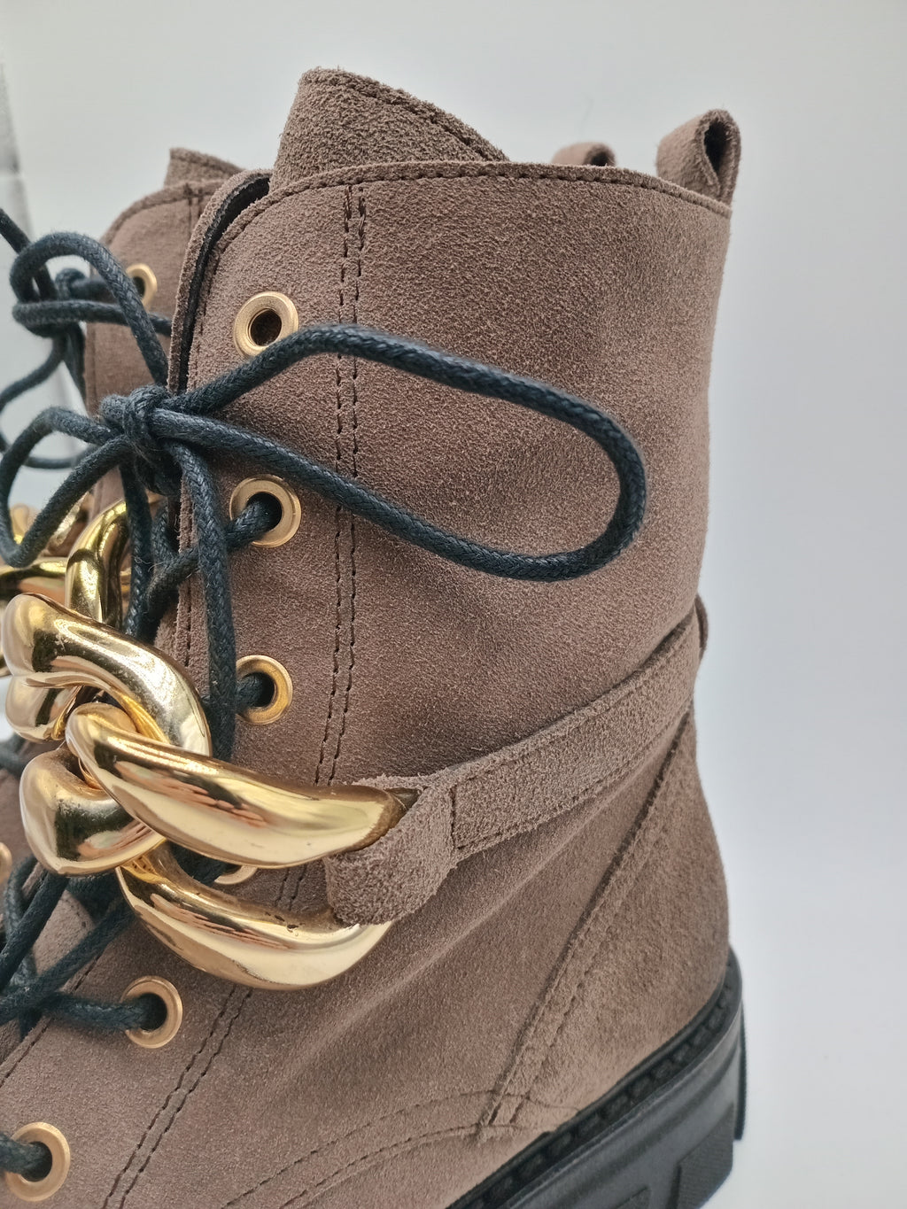 BOTA COTURNO IN•NOVE CASTANHO ESCURO COURO CORRENTE DOURADA