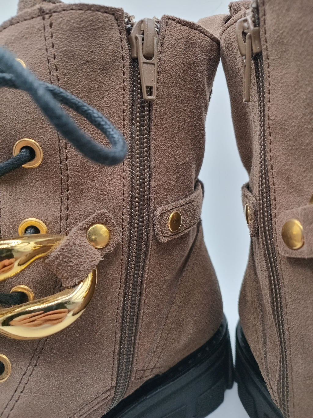 BOTA COTURNO IN•NOVE CASTANHO ESCURO COURO CORRENTE DOURADA