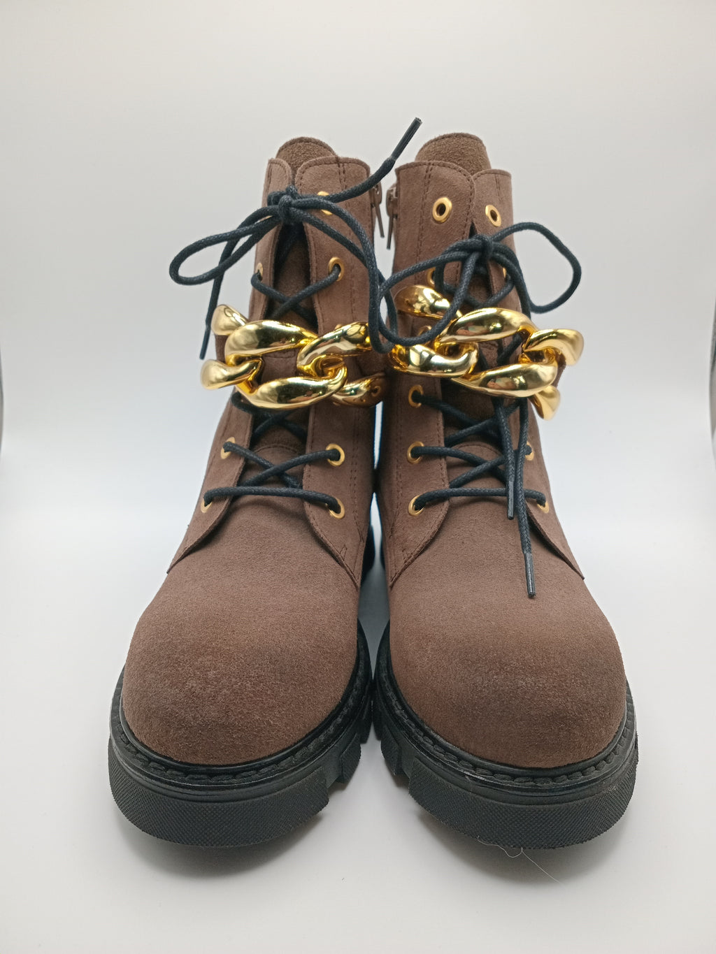 BOTA COTURNO IN•NOVE CASTANHO ESCURO COURO CORRENTE DOURADA