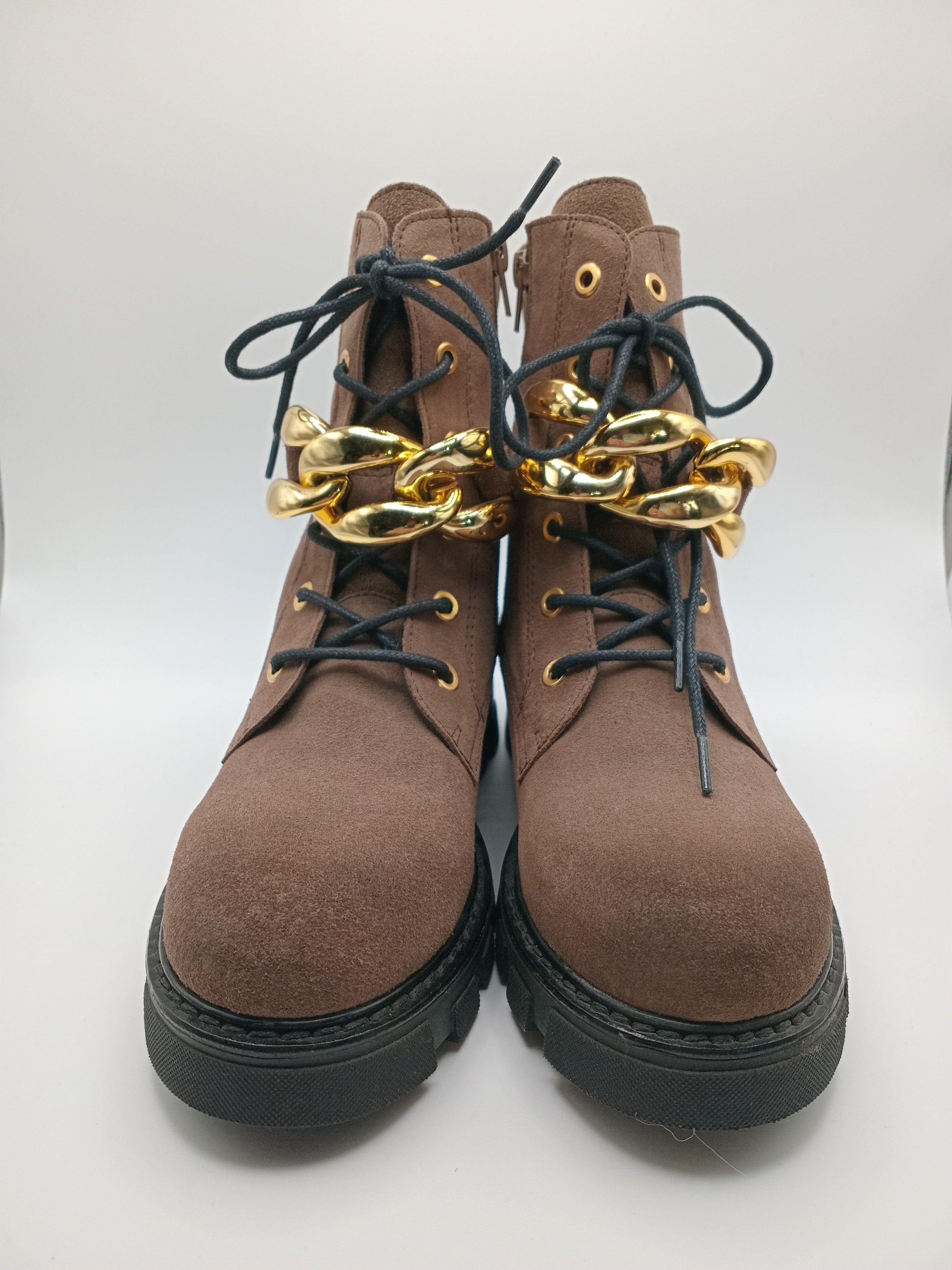 BOTA COTURNO IN•NOVE CASTANHO ESCURO COURO CORRENTE DOURADA