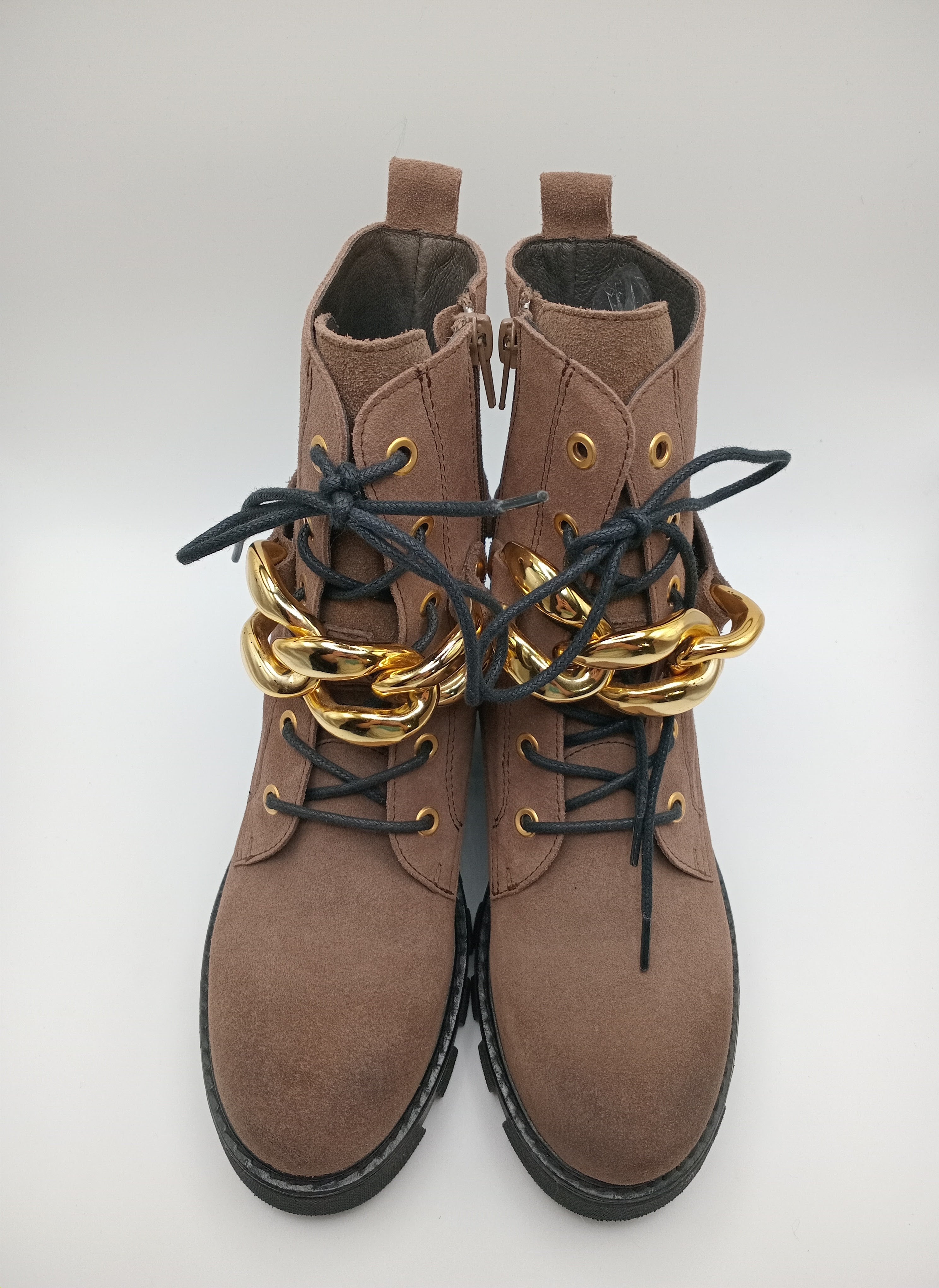 BOTA COTURNO IN•NOVE CASTANHO ESCURO COURO CORRENTE DOURADA