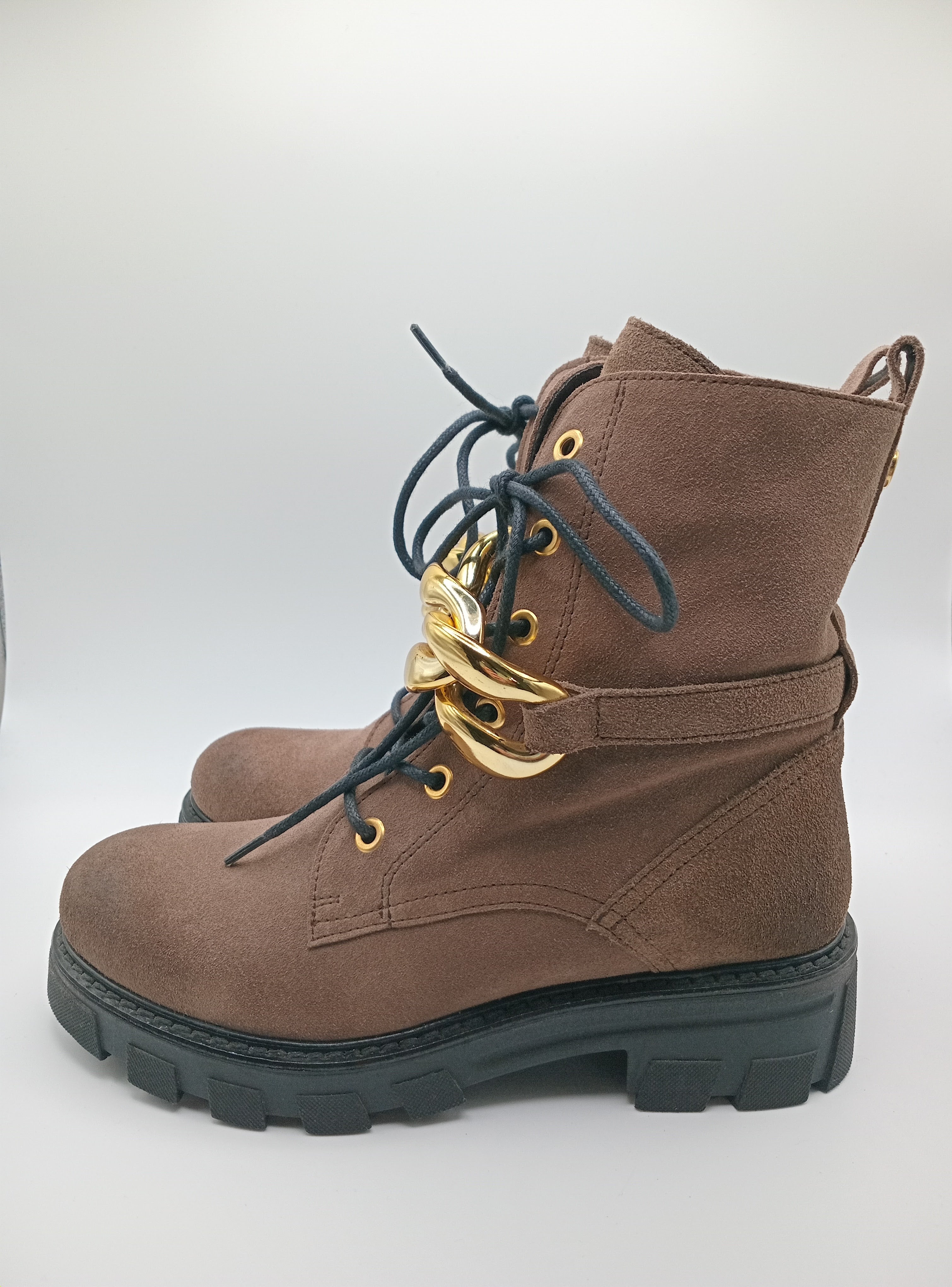 BOTA COTURNO IN•NOVE CASTANHO ESCURO COURO CORRENTE DOURADA