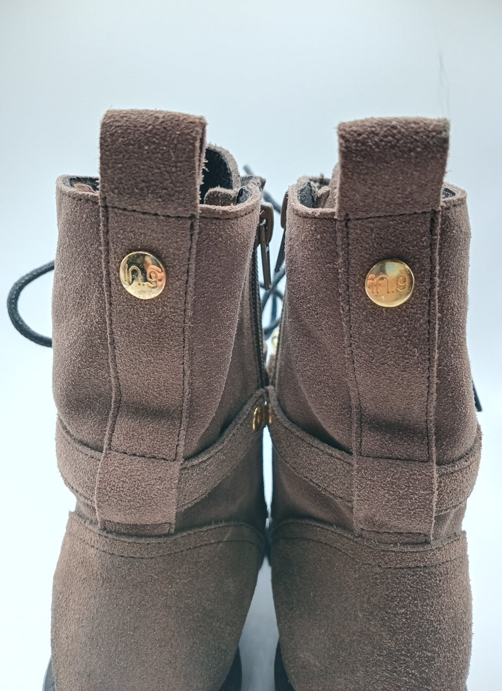 BOTA COTURNO IN•NOVE CASTANHO ESCURO COURO CORRENTE DOURADA