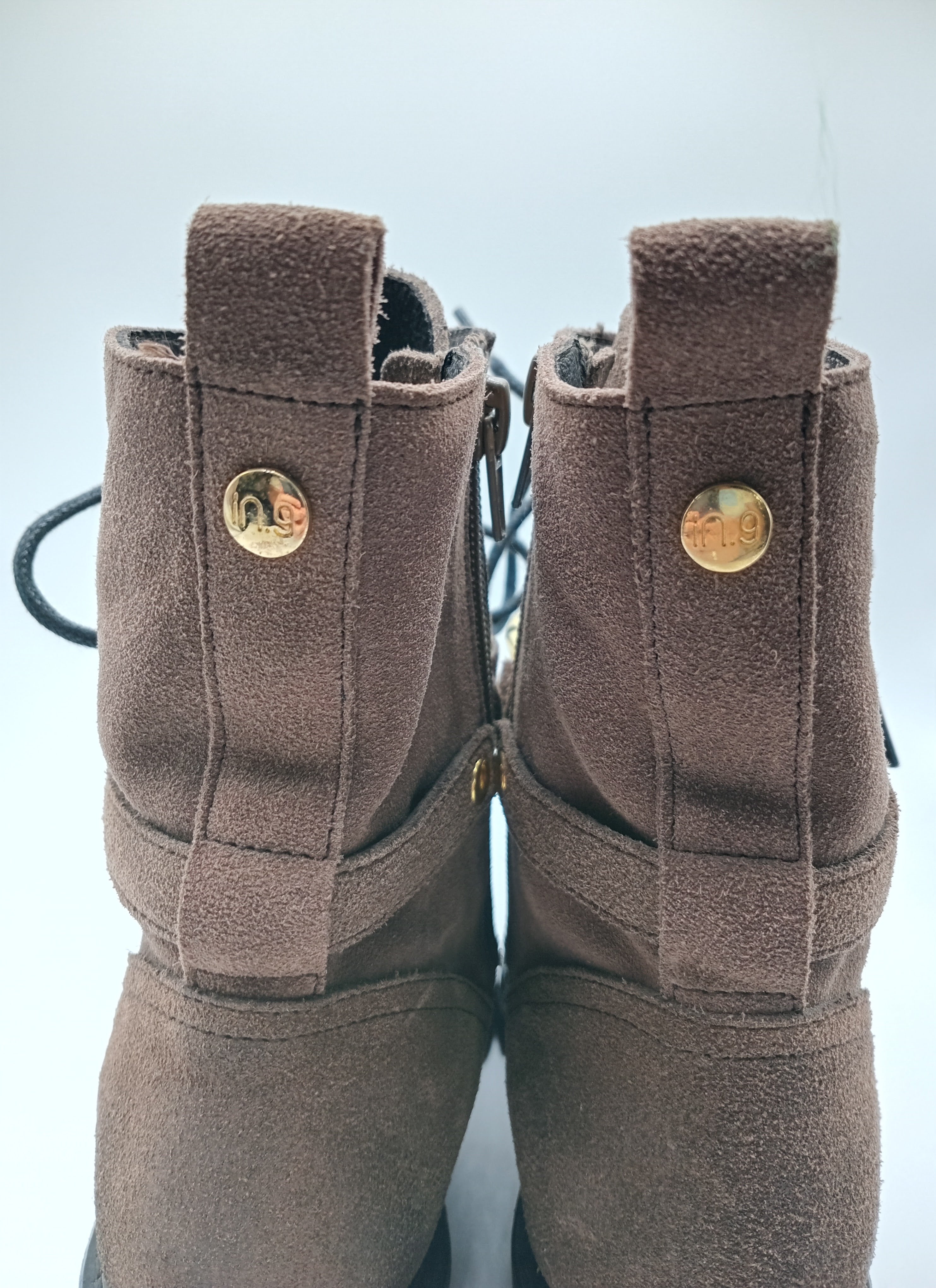 BOTA COTURNO IN•NOVE CASTANHO ESCURO COURO CORRENTE DOURADA