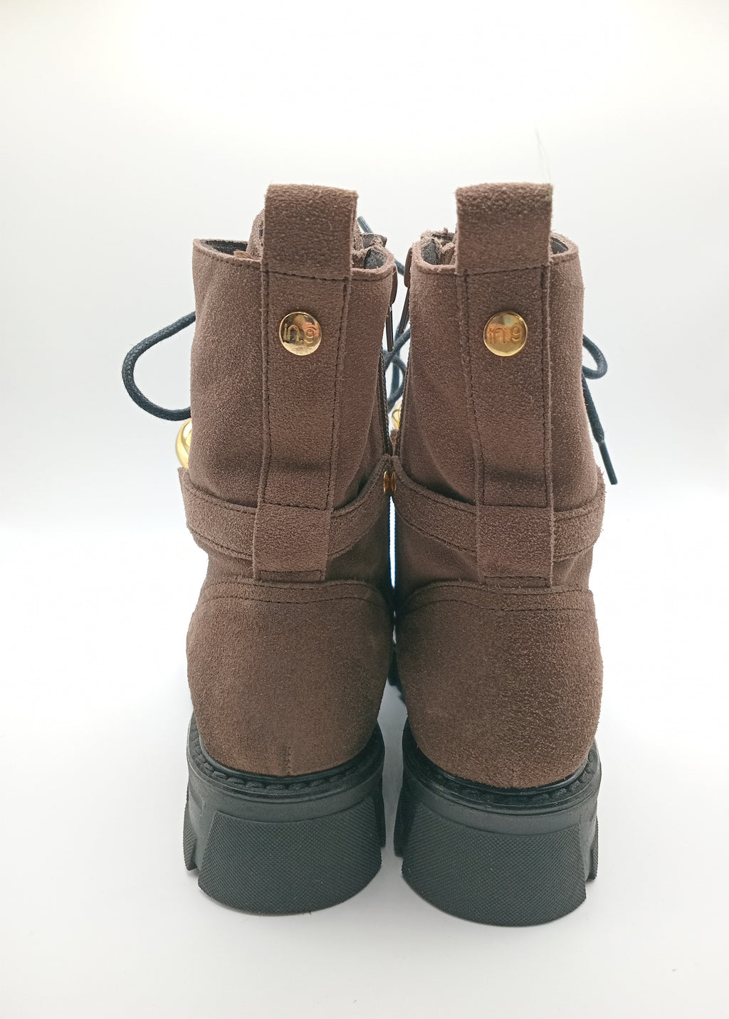 BOTA COTURNO IN•NOVE CASTANHO ESCURO COURO CORRENTE DOURADA