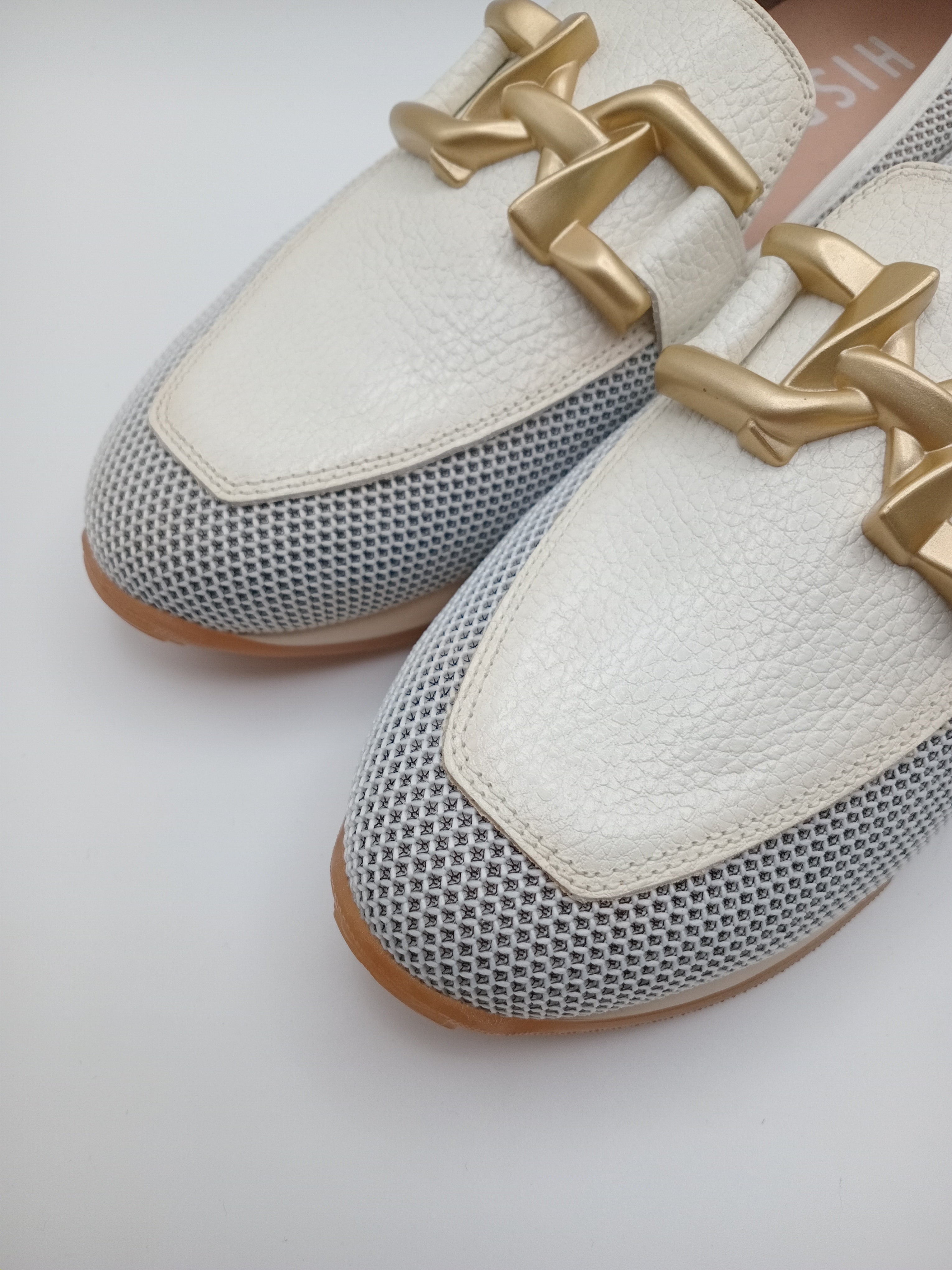 MOCASSIM PLATAFORMA HISPANITAS BRANCO COURO TECIDO APLICAÇÃO DOURADA