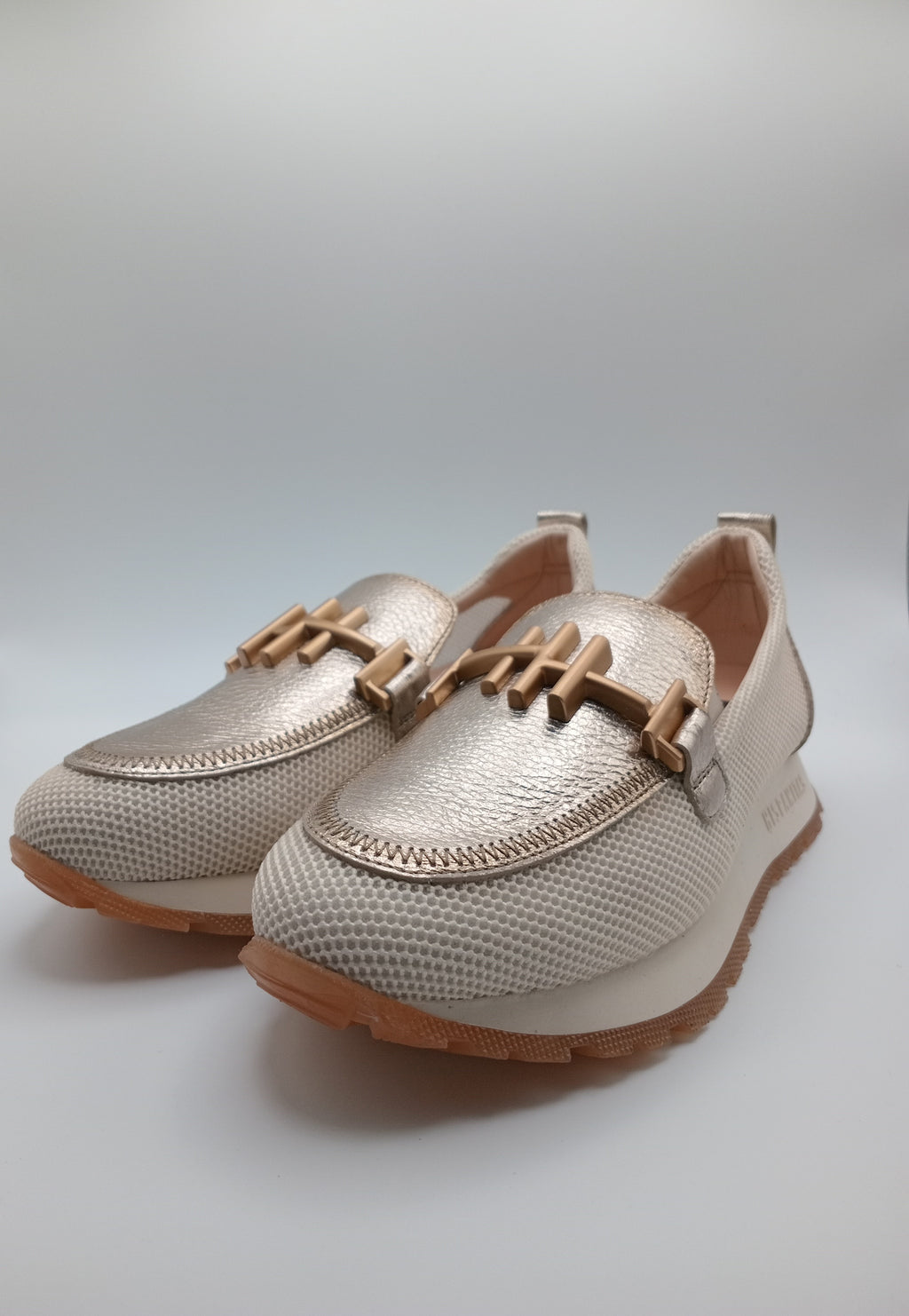 Mocassim Hispanitas Mulher Dourados; Sapatos Mocassins Desportivos em Pele com Malha Respirável e Detalhe de Fivela Metálica Confortáveis