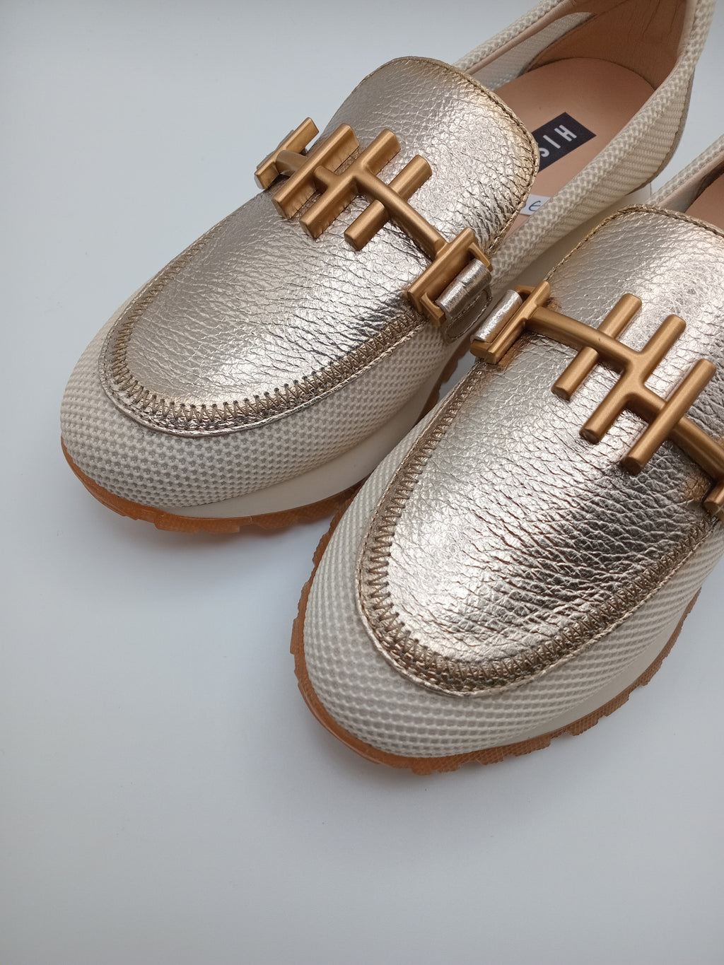Mocassim Hispanitas Mulher Dourados; Sapatos Mocassins Desportivos em Pele com Malha Respirável e Detalhe de Fivela Metálica Confortáveis