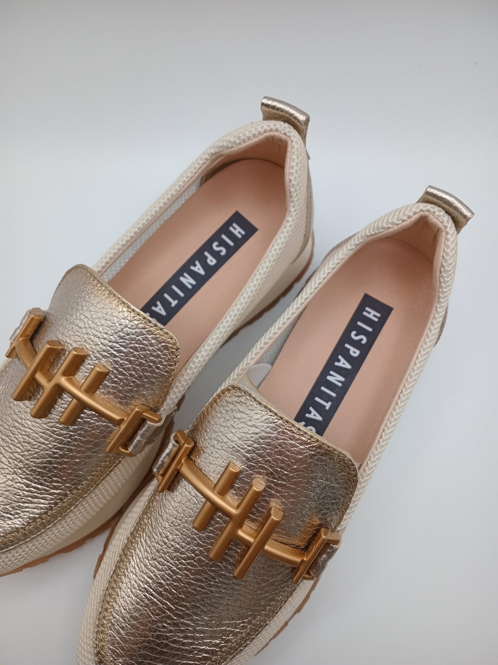 Mocassim Hispanitas Mulher Dourados; Sapatos Mocassins Desportivos em Pele com Malha Respirável e Detalhe de Fivela Metálica Confortáveis
