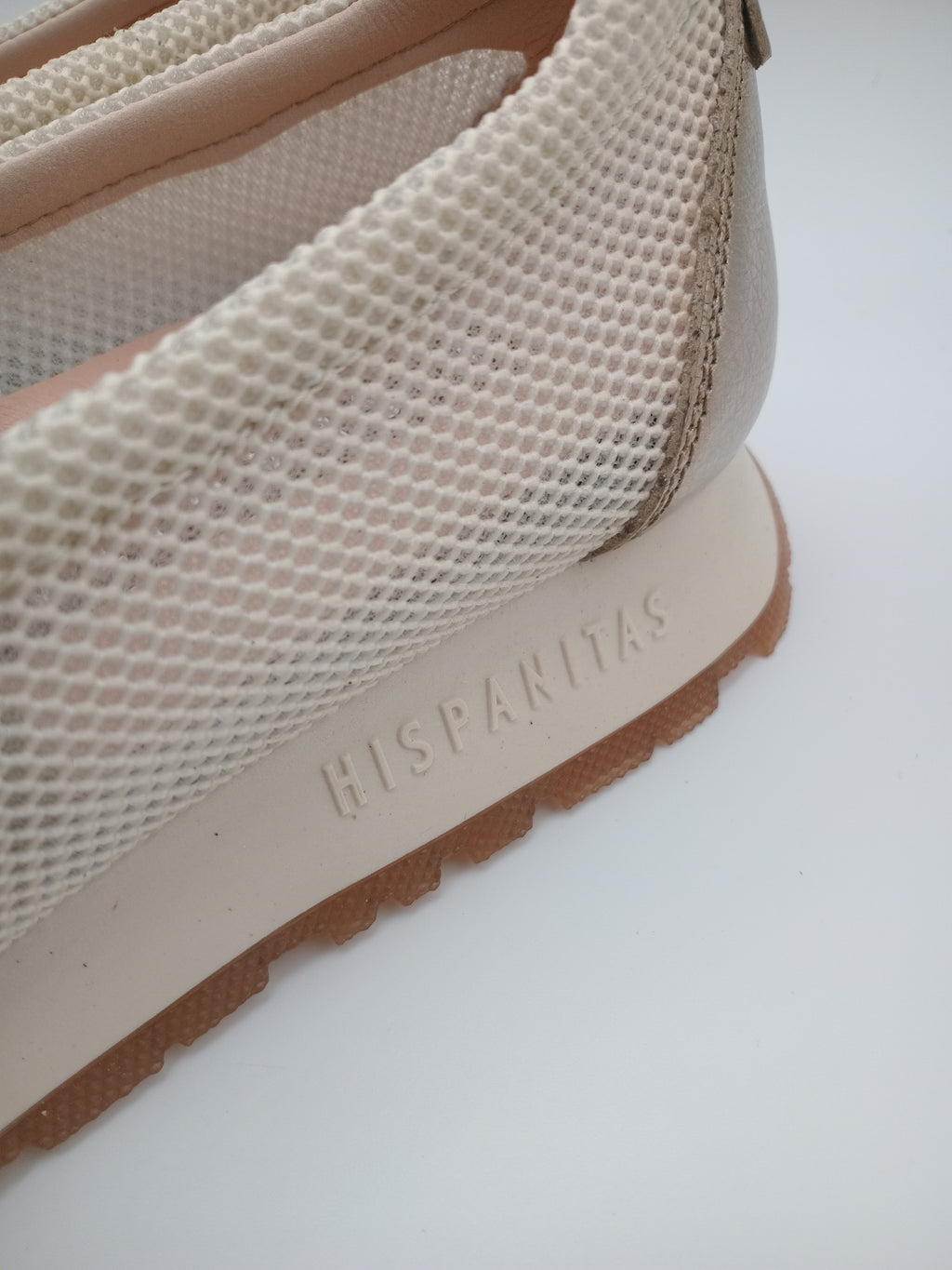 Mocassim Hispanitas Mulher Dourados; Sapatos Mocassins Desportivos em Pele com Malha Respirável e Detalhe de Fivela Metálica Confortáveis
