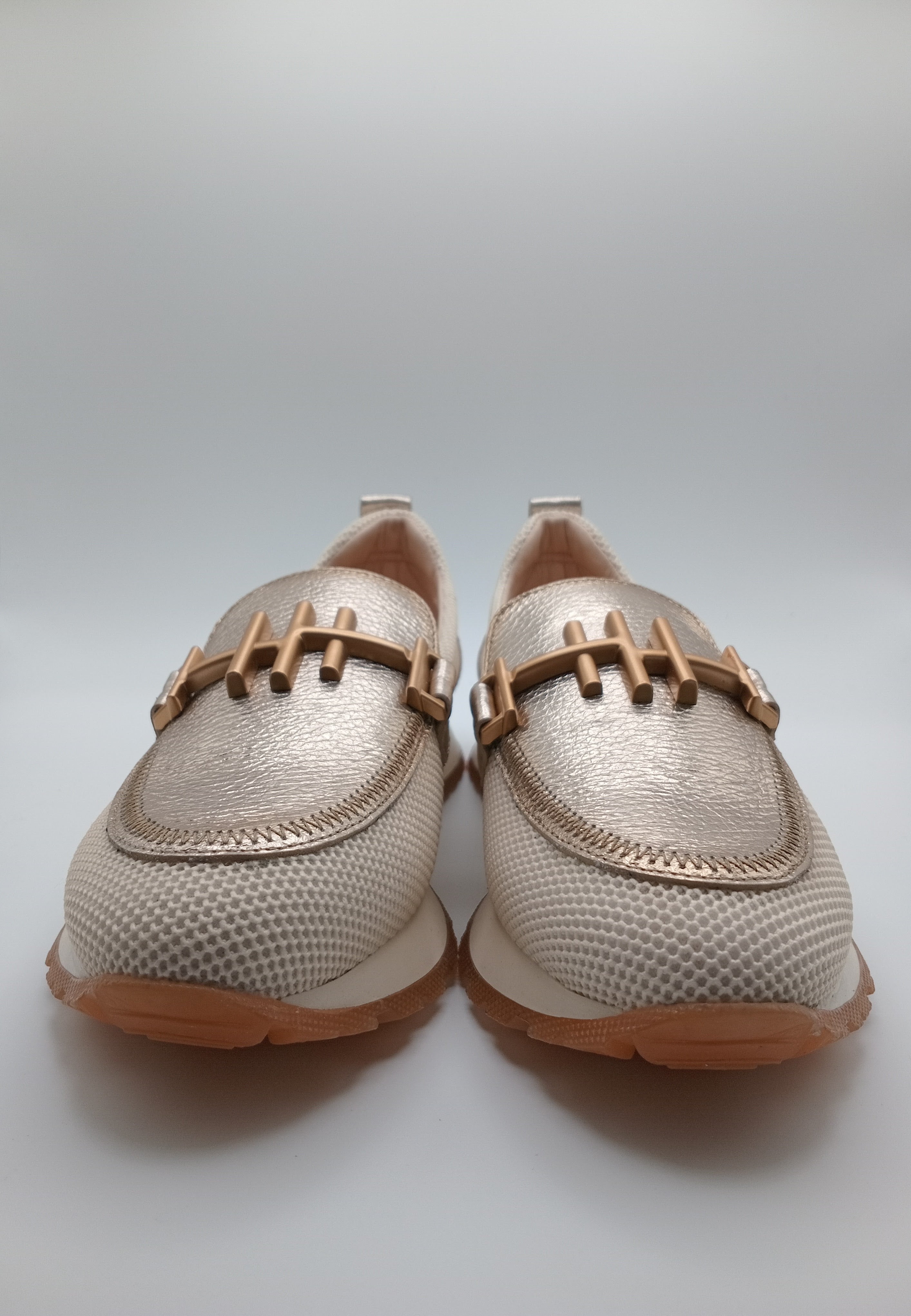 Mocassim Hispanitas Mulher Dourados; Sapatos Mocassins Desportivos em Pele com Malha Respirável e Detalhe de Fivela Metálica Confortáveis