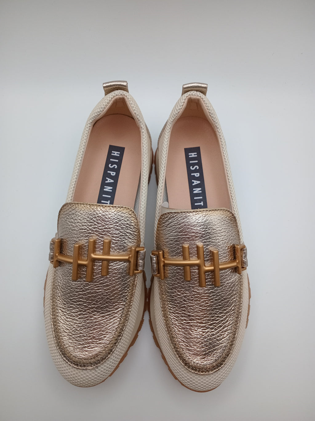 Mocassim Hispanitas Mulher Dourados; Sapatos Mocassins Desportivos em Pele com Malha Respirável e Detalhe de Fivela Metálica Confortáveis