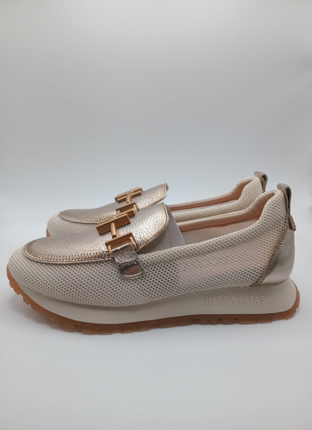 Mocassim Hispanitas Mulher Dourados; Sapatos Mocassins Desportivos em Pele com Malha Respirável e Detalhe de Fivela Metálica Confortáveis
