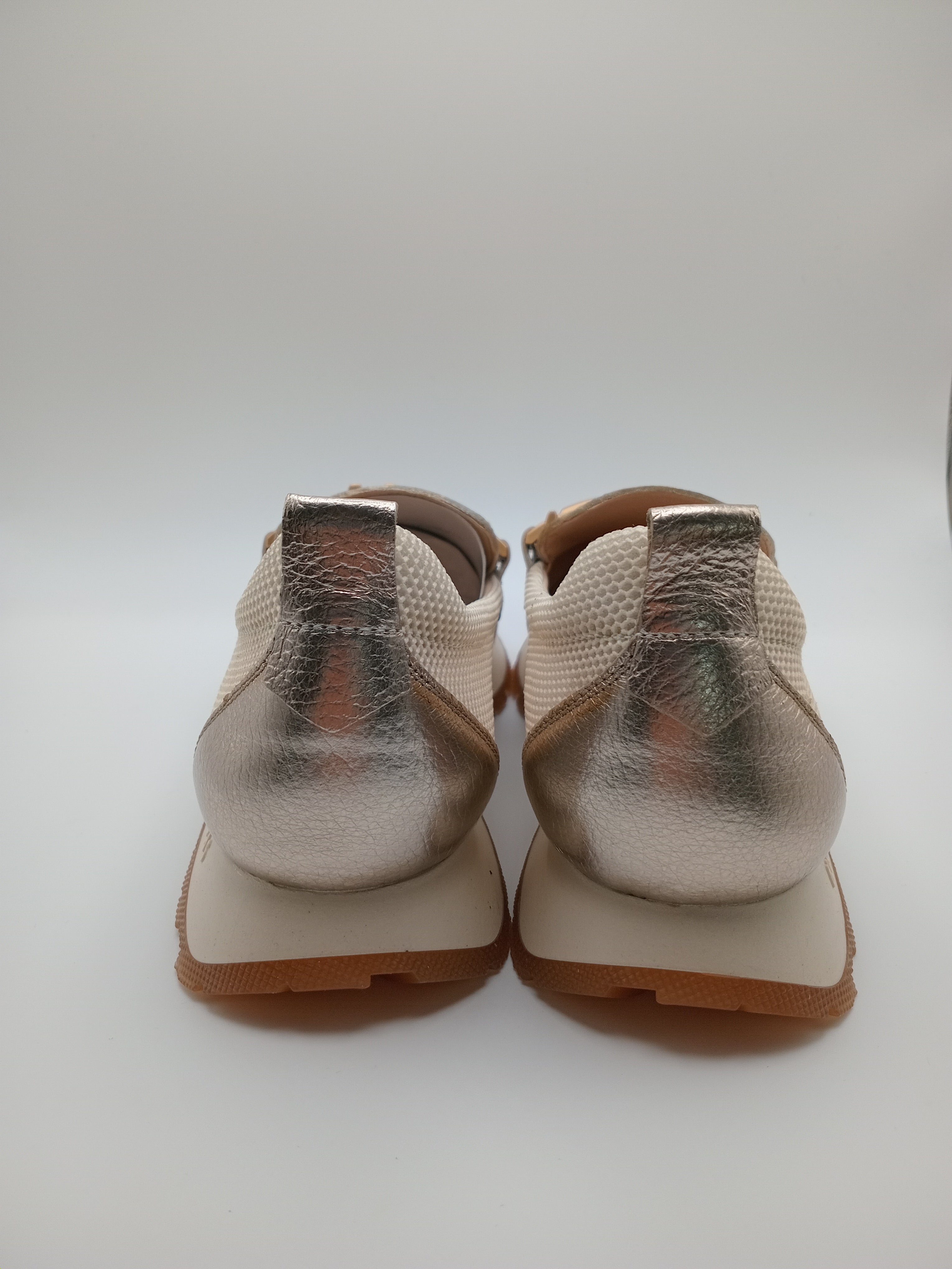 Mocassim Hispanitas Mulher Dourados; Sapatos Mocassins Desportivos em Pele com Malha Respirável e Detalhe de Fivela Metálica Confortáveis