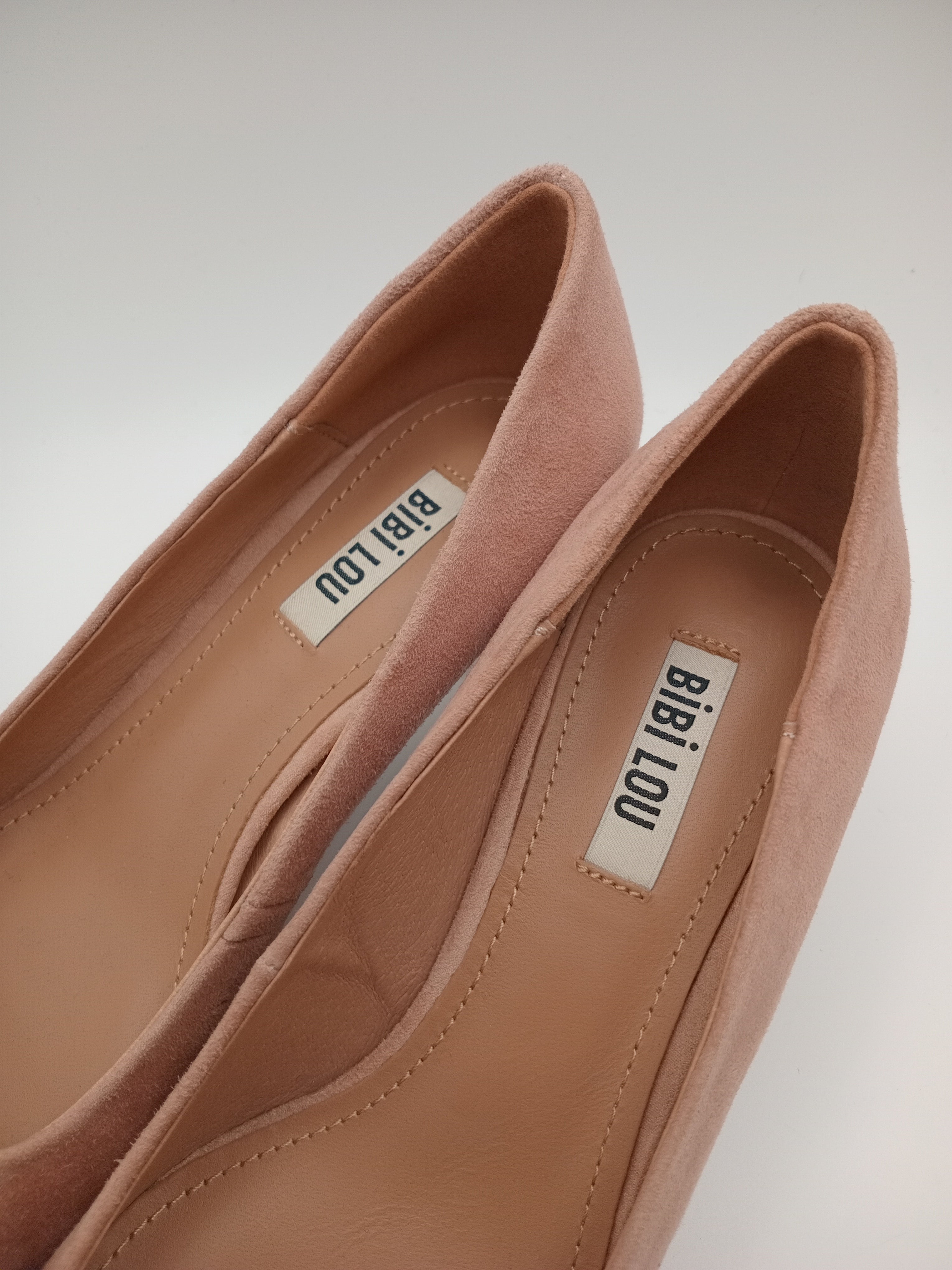 SALTO SCARPIN BIBI LOU NUDE ROSE COURO APLICAÇÃO DOURADA BRILHO